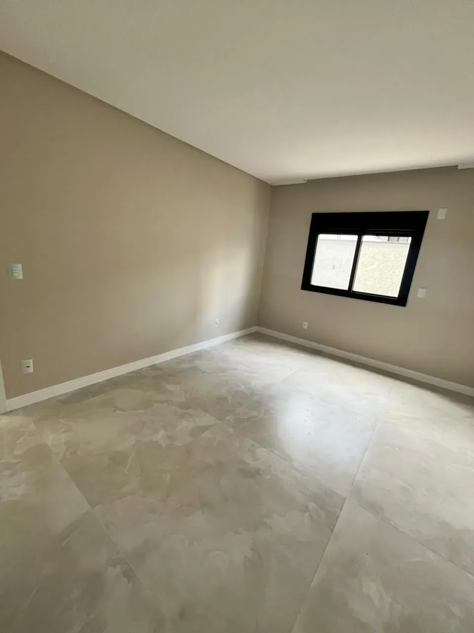 Casa de alto padrão em condomínio fechado com 4 dormitórios sendo 3 suítes e 4 vagas de garagem em Camboriú/SC