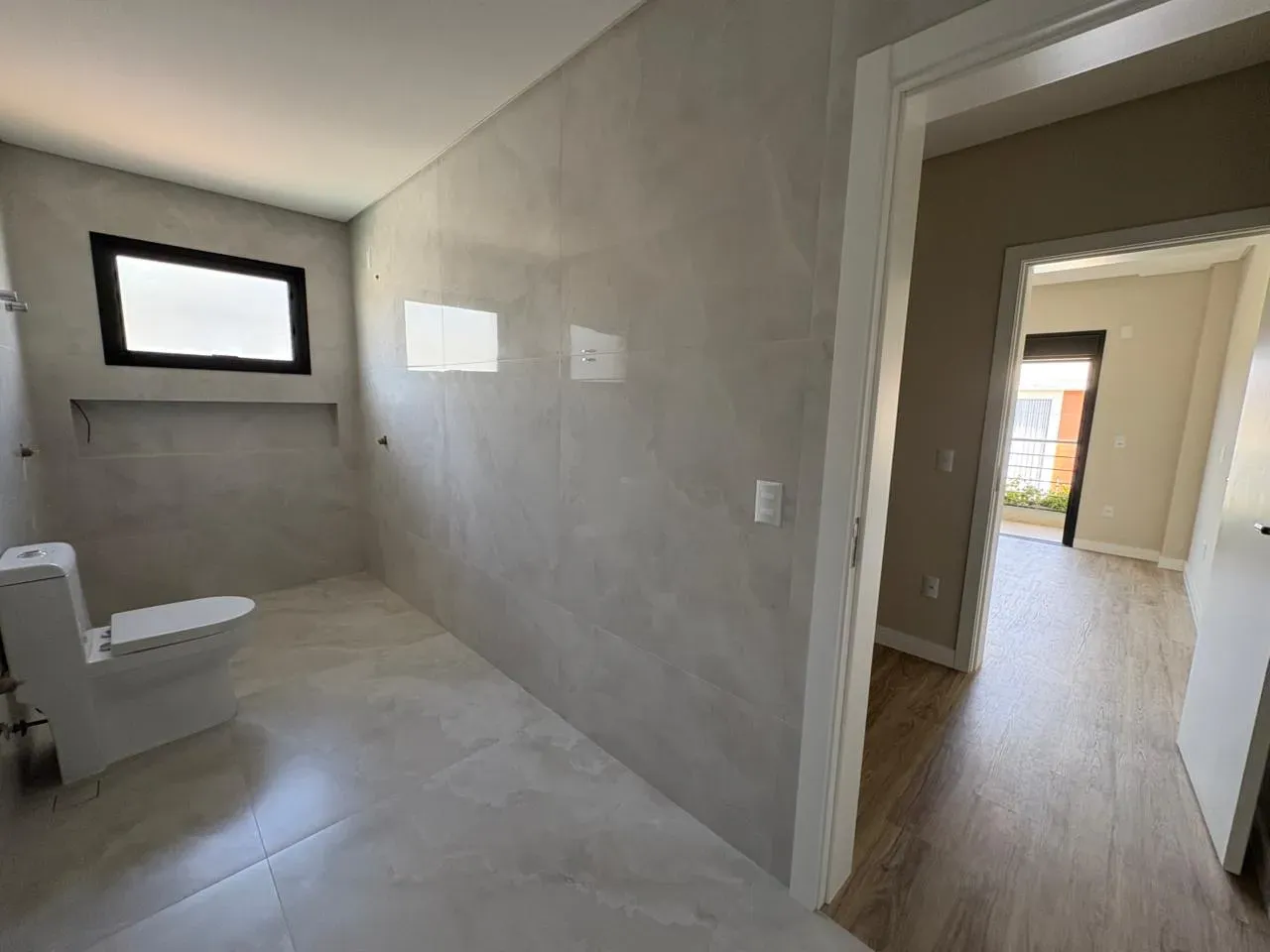 Casa de alto padrão em condomínio fechado com 4 dormitórios sendo 3 suítes e 4 vagas de garagem em Camboriú/SC