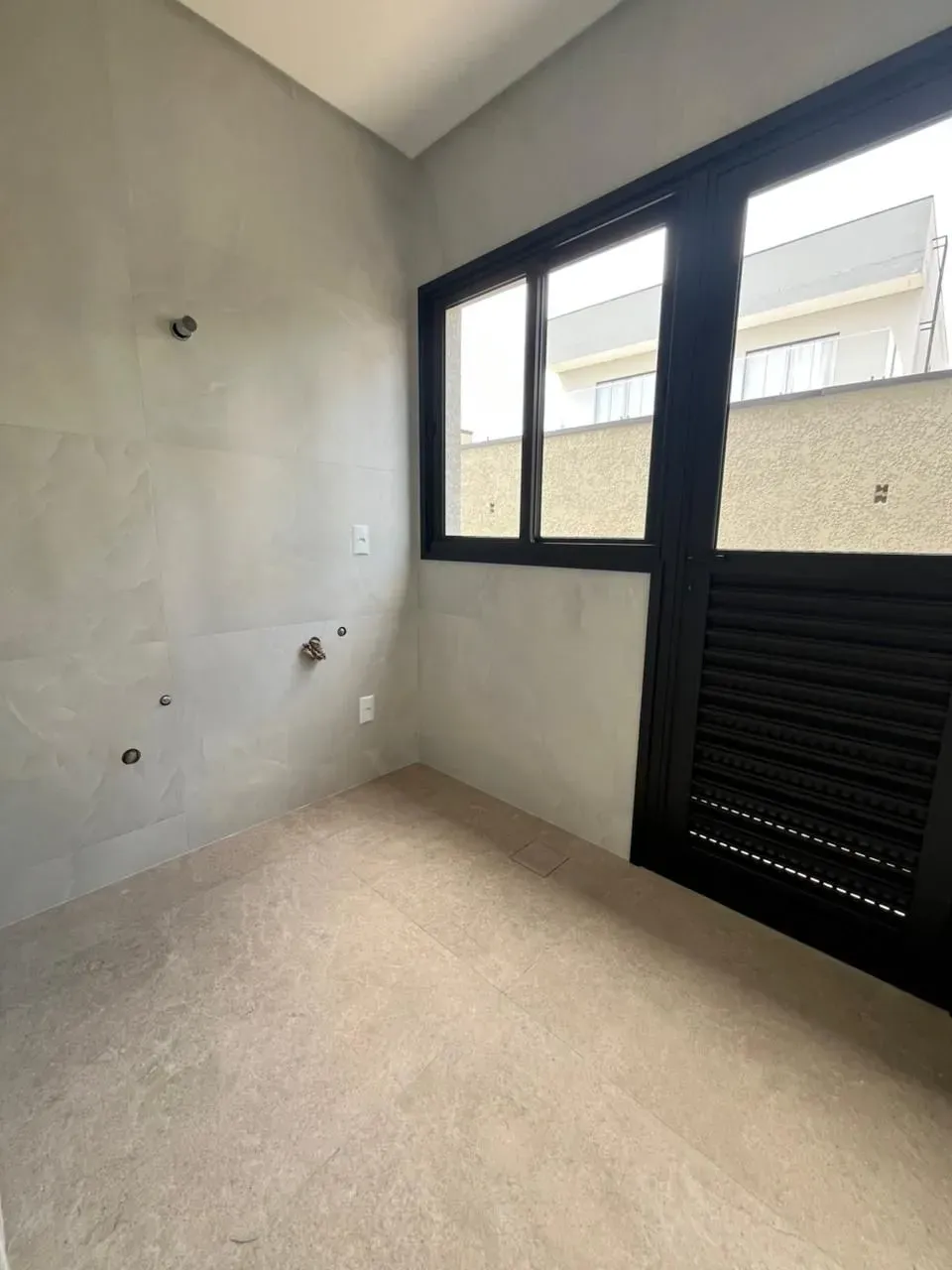 Casa de alto padrão em condomínio fechado com 4 dormitórios sendo 3 suítes e 4 vagas de garagem em Camboriú/SC