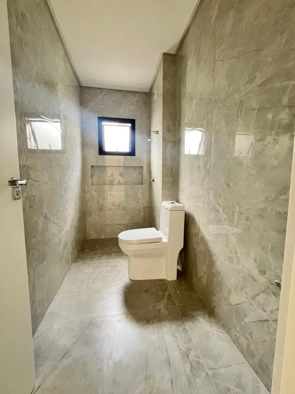 Casa de alto padrão em condomínio fechado com 4 dormitórios sendo 3 suítes e 4 vagas de garagem em Camboriú/SC