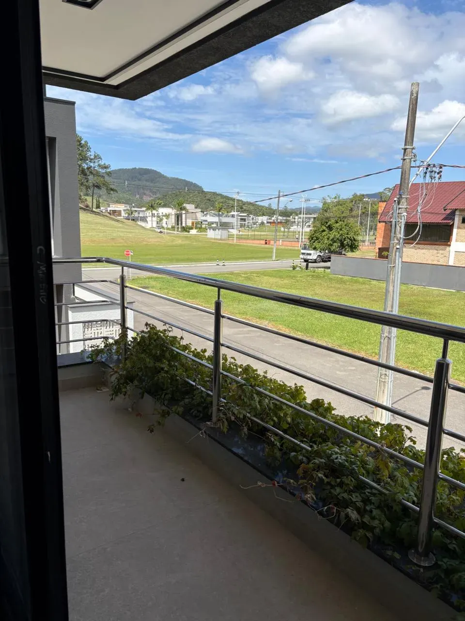 Casa de alto padrão em condomínio fechado com 4 dormitórios sendo 3 suítes e 4 vagas de garagem em Camboriú/SC