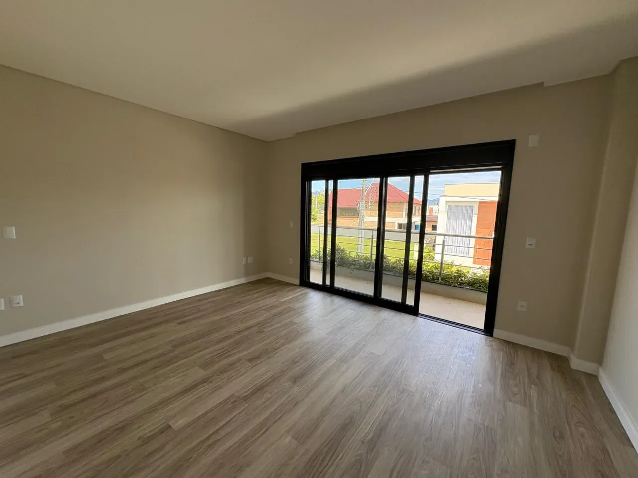 Casa de alto padrão em condomínio fechado com 4 dormitórios sendo 3 suítes e 4 vagas de garagem em Camboriú/SC