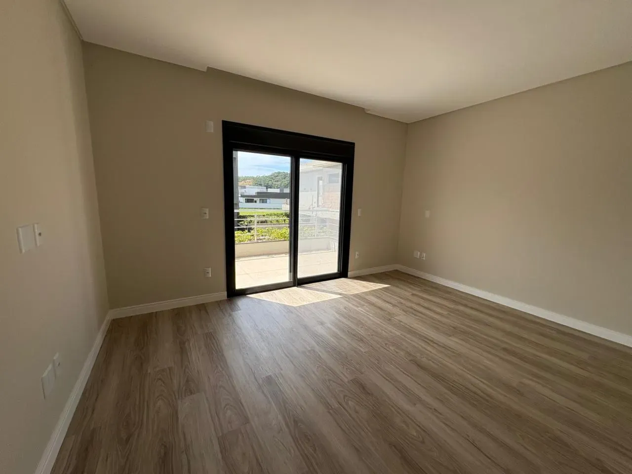 Casa de alto padrão em condomínio fechado com 4 dormitórios sendo 3 suítes e 4 vagas de garagem em Camboriú/SC