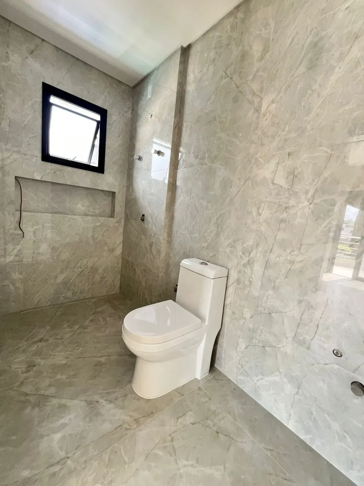 Casa de alto padrão em condomínio fechado com 4 dormitórios sendo 3 suítes e 4 vagas de garagem em Camboriú/SC