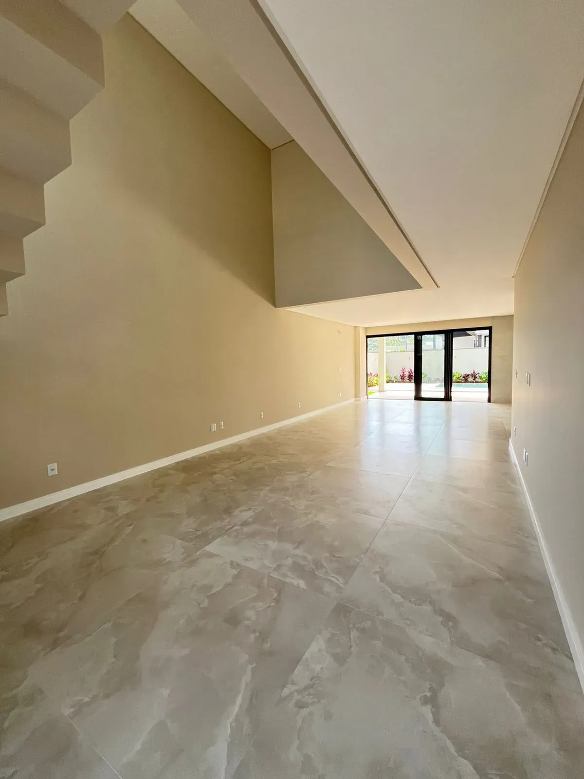 Casa de alto padrão em condomínio fechado com 4 dormitórios sendo 3 suítes e 4 vagas de garagem em Camboriú/SC