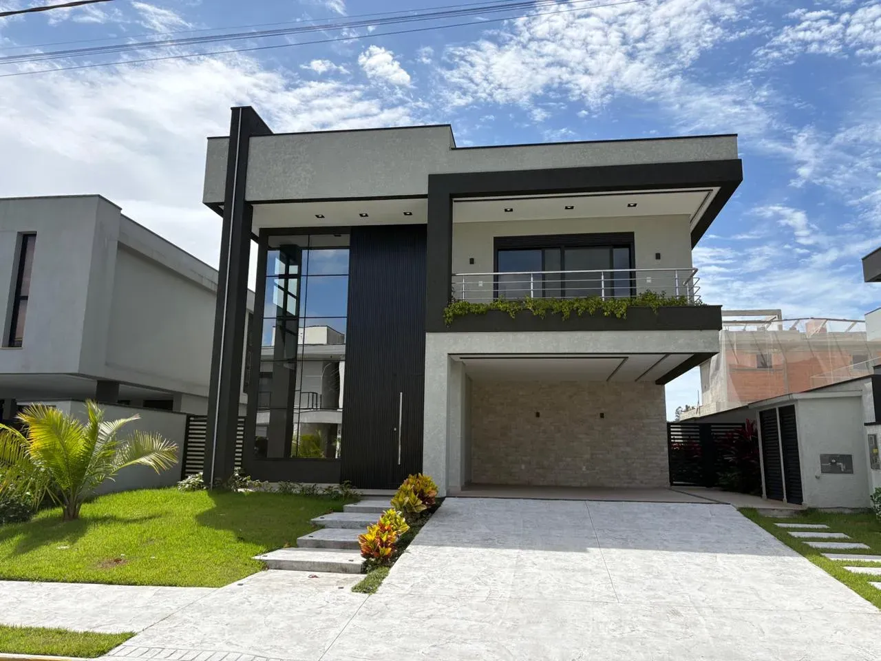 Casa de alto padrão em condomínio fechado com 4 dormitórios sendo 3 suítes e 4 vagas de garagem em Camboriú/SC