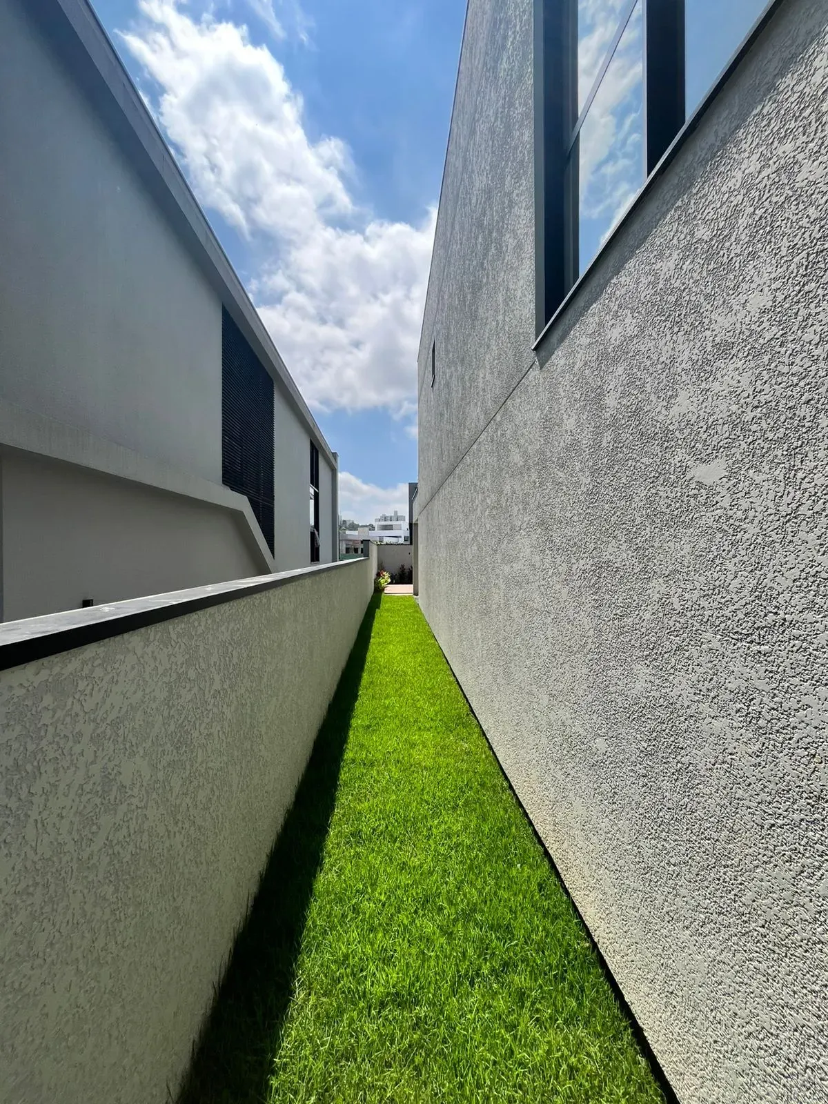 Casa de alto padrão em condomínio fechado com 4 dormitórios sendo 3 suítes e 4 vagas de garagem em Camboriú/SC