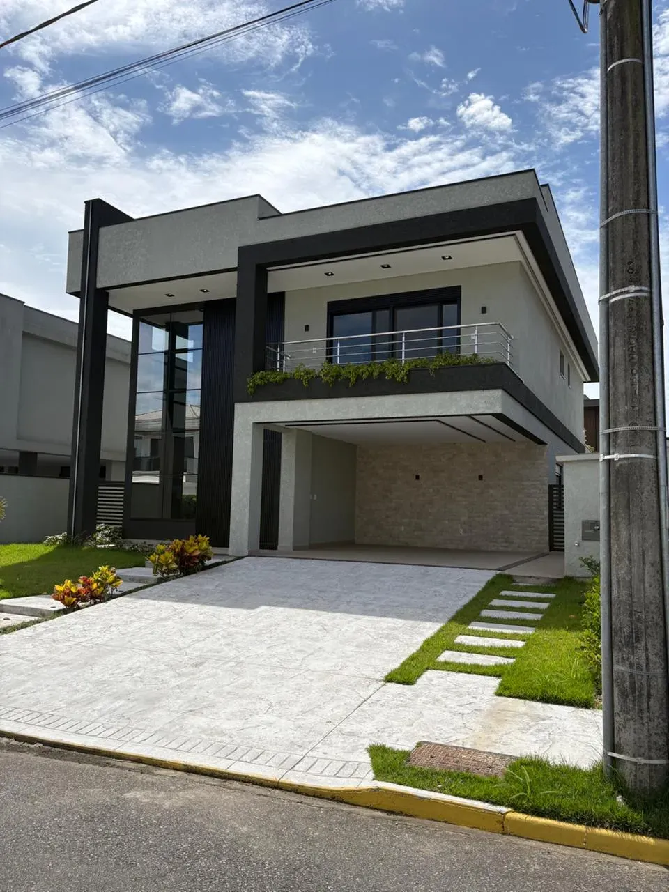 Casa de alto padrão em condomínio fechado com 4 dormitórios sendo 3 suítes e 4 vagas de garagem em Camboriú/SC