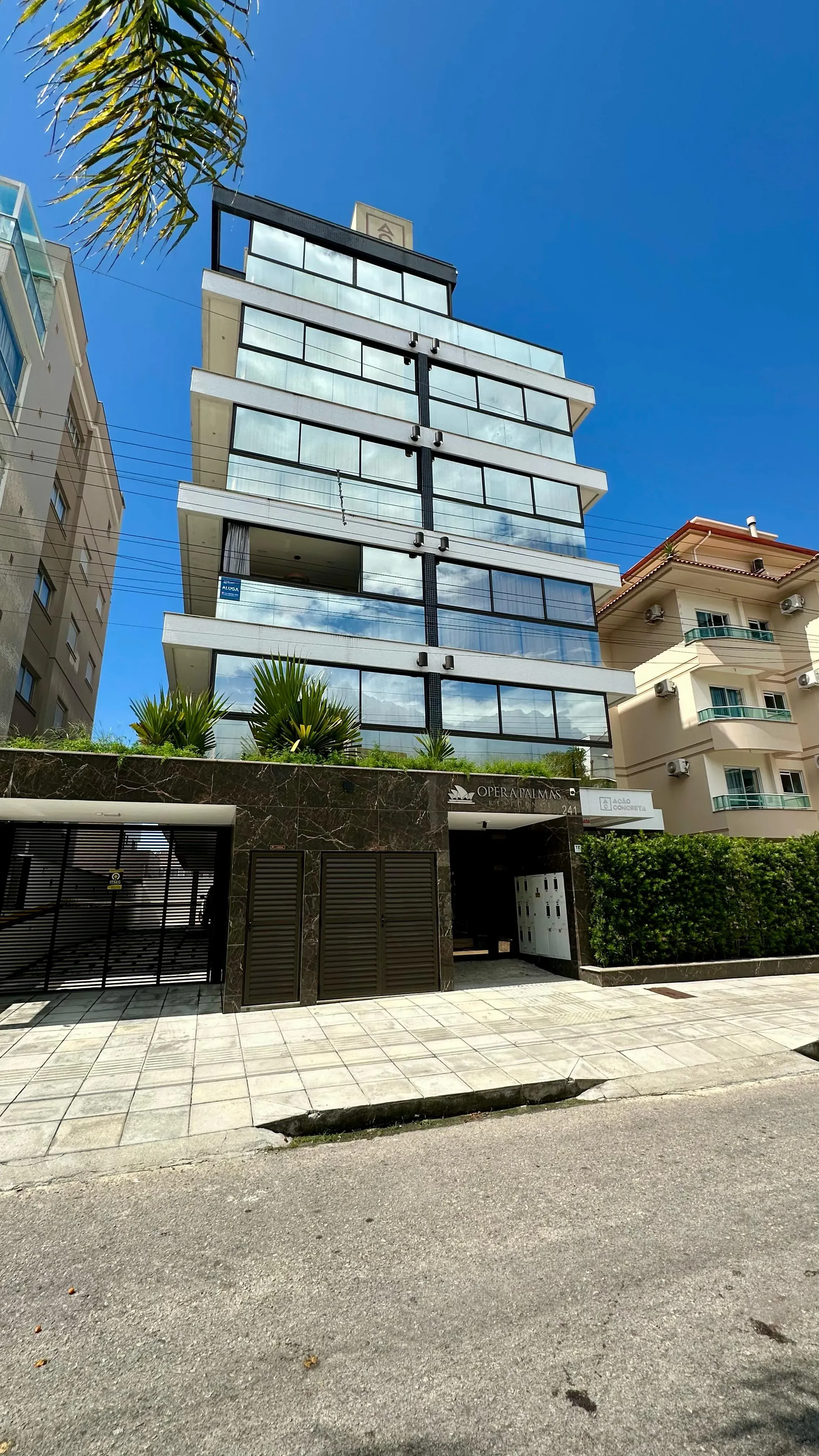 Apartamento com 2 dormitórios sendo 1 suíte e 1 vaga de garagem em Governador Celso Ramos/SC