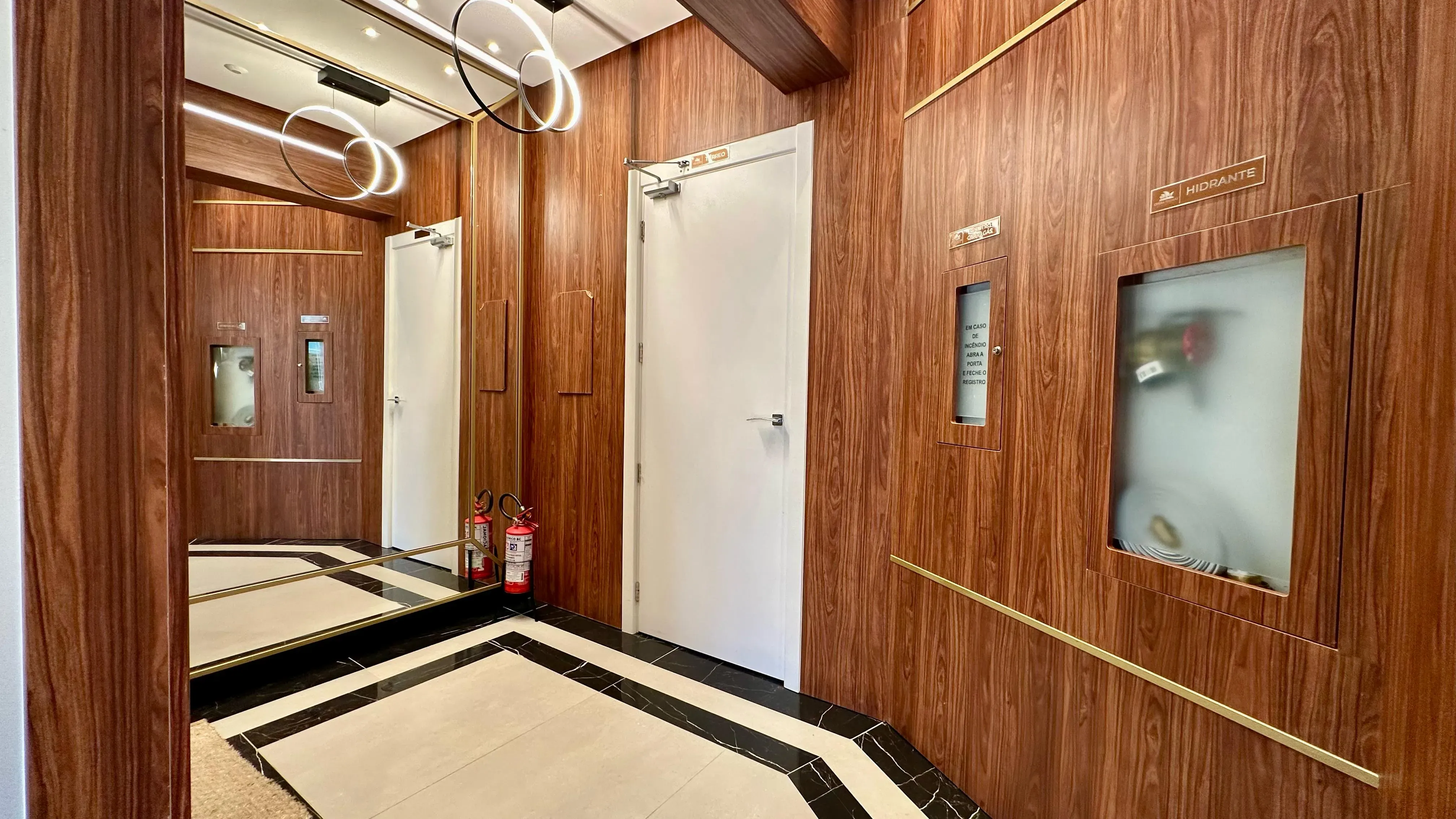 Apartamento com 2 dormitórios sendo 1 suíte e 1 vaga de garagem em Governador Celso Ramos/SC