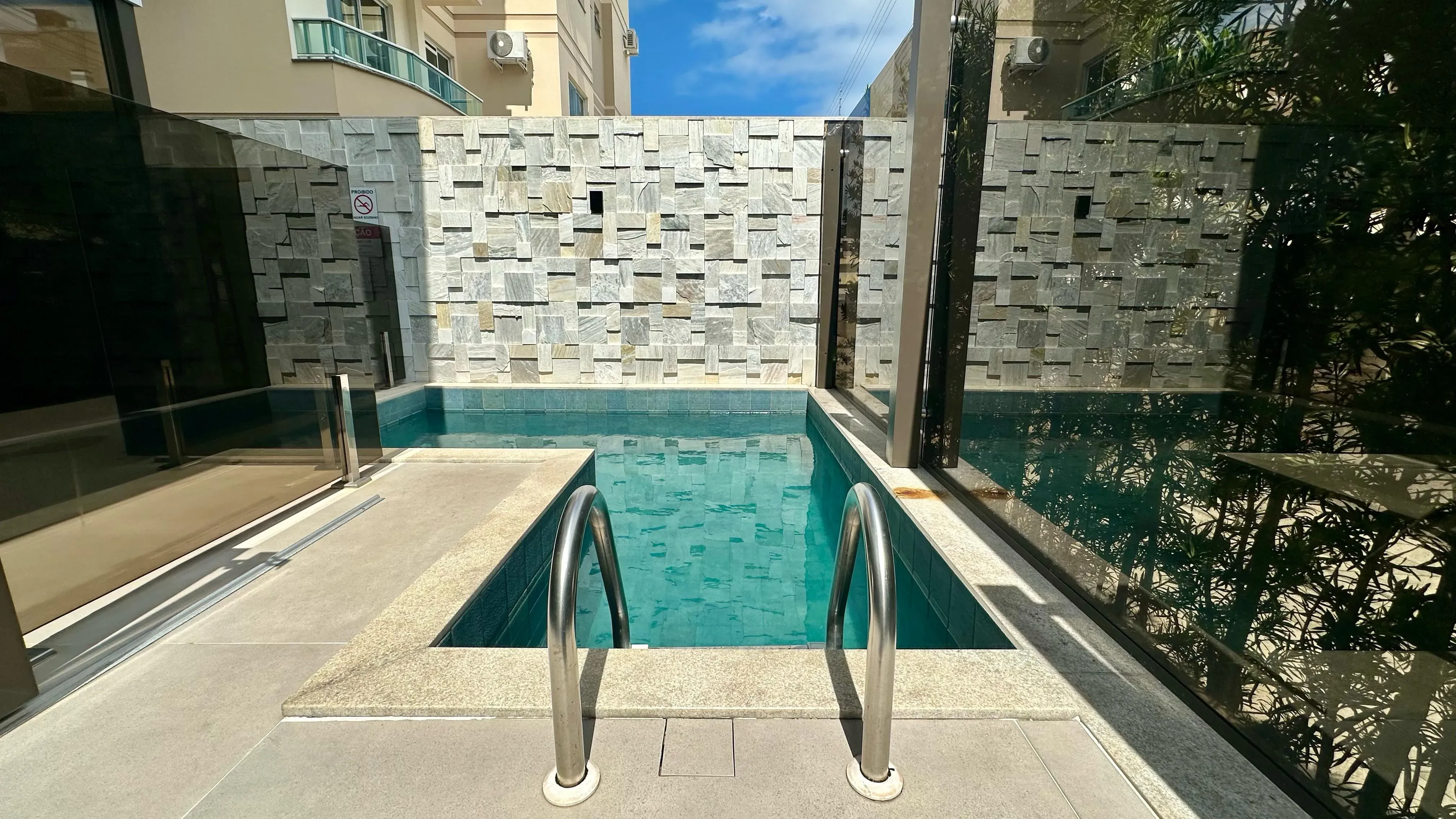 Apartamento com 2 dormitórios sendo 1 suíte e 1 vaga de garagem em Governador Celso Ramos/SC