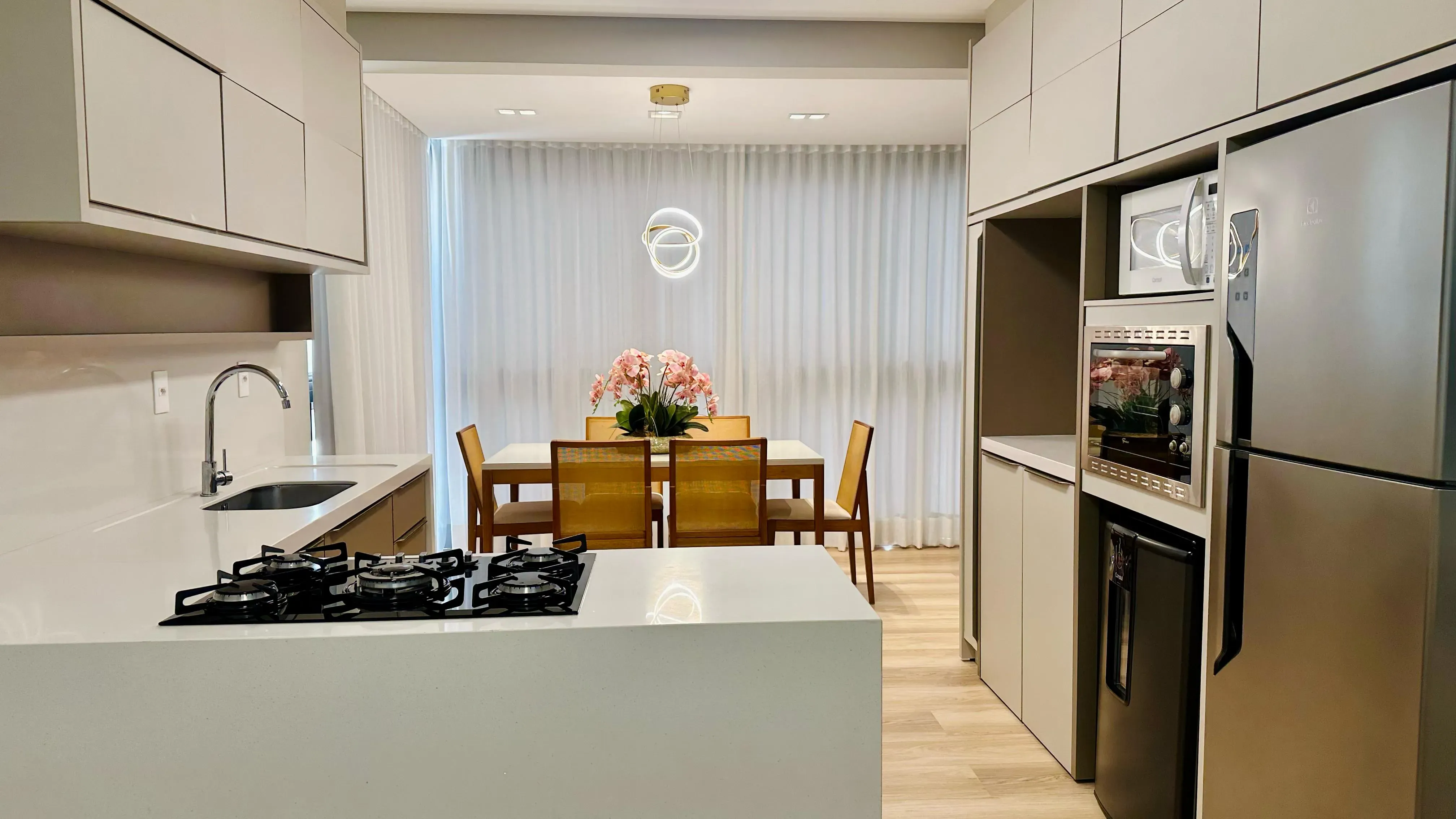 Apartamento com 2 dormitórios sendo 1 suíte e 1 vaga de garagem em Governador Celso Ramos/SC