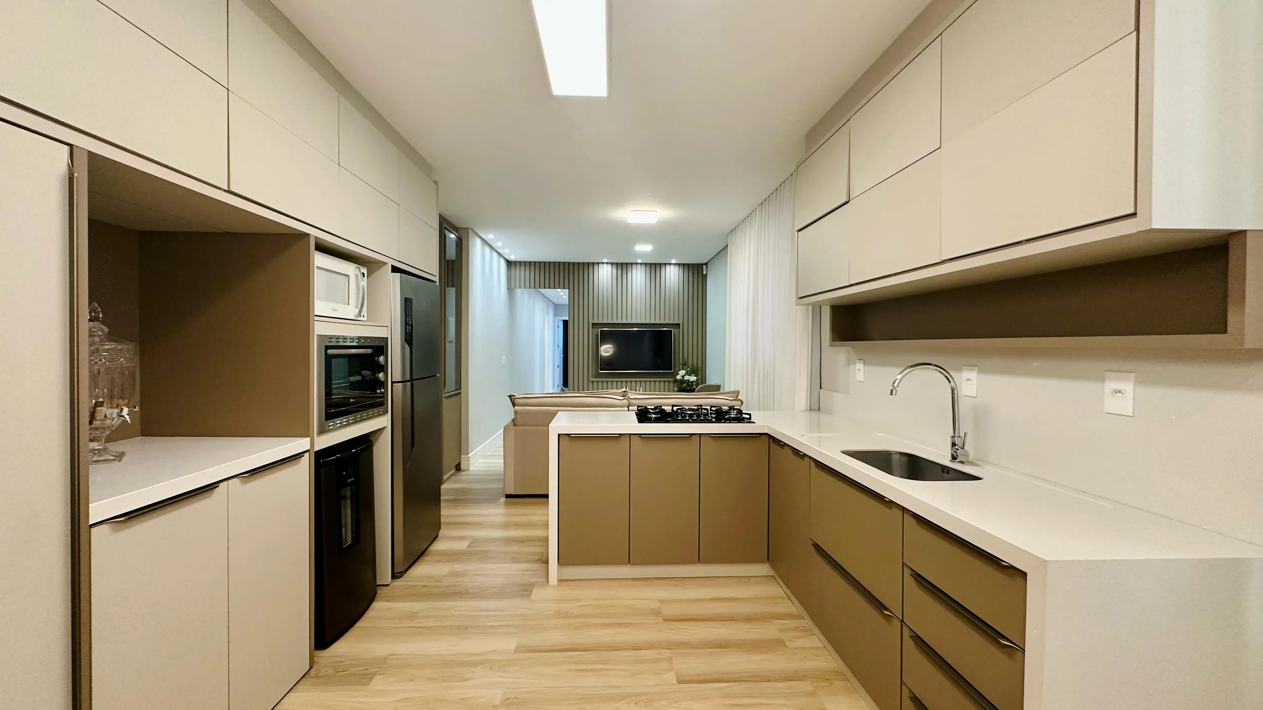 Apartamento com 2 dormitórios sendo 1 suíte e 1 vaga de garagem em Governador Celso Ramos/SC