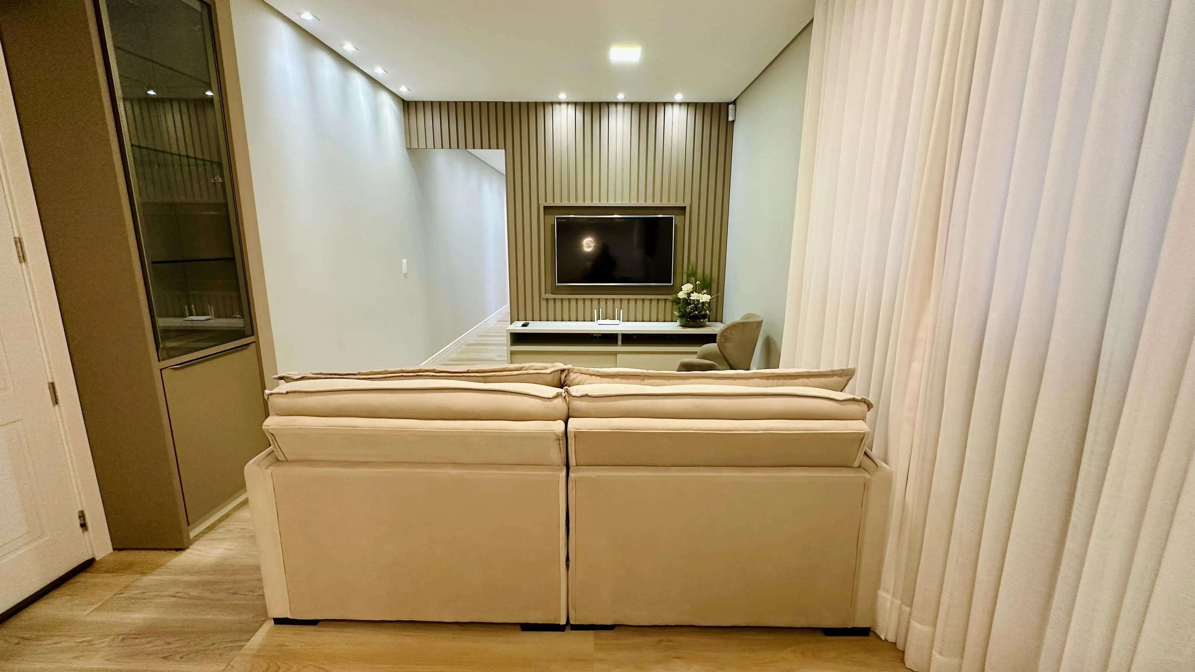 Apartamento com 2 dormitórios sendo 1 suíte e 1 vaga de garagem em Governador Celso Ramos/SC