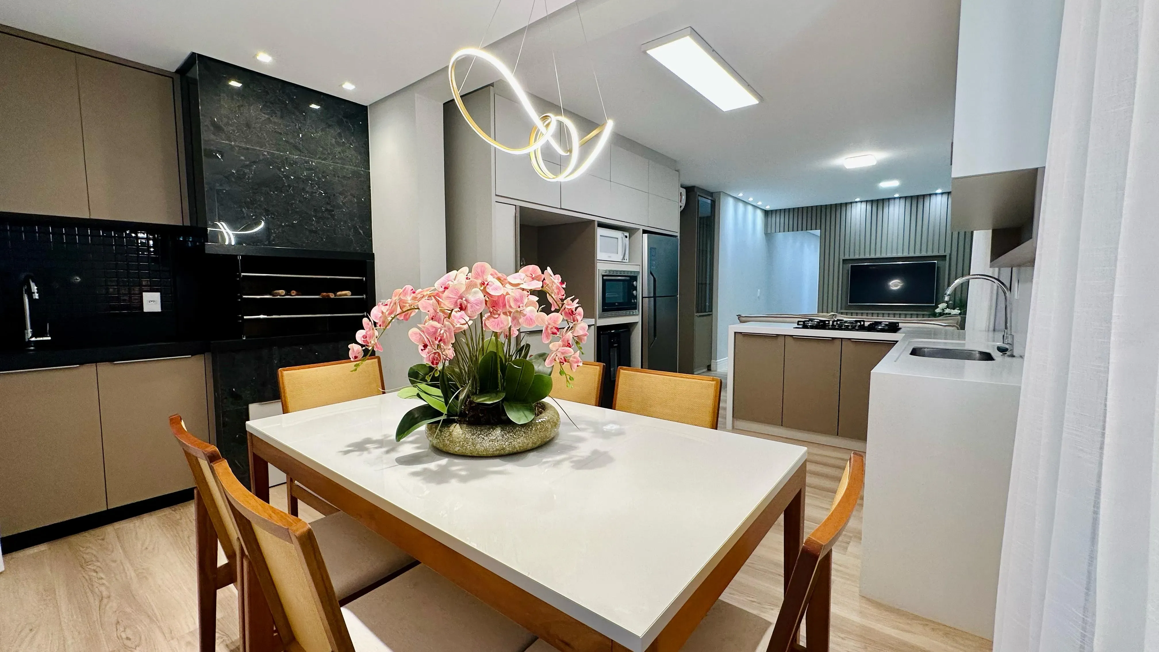 Apartamento com 2 dormitórios sendo 1 suíte e 1 vaga de garagem em Governador Celso Ramos/SC