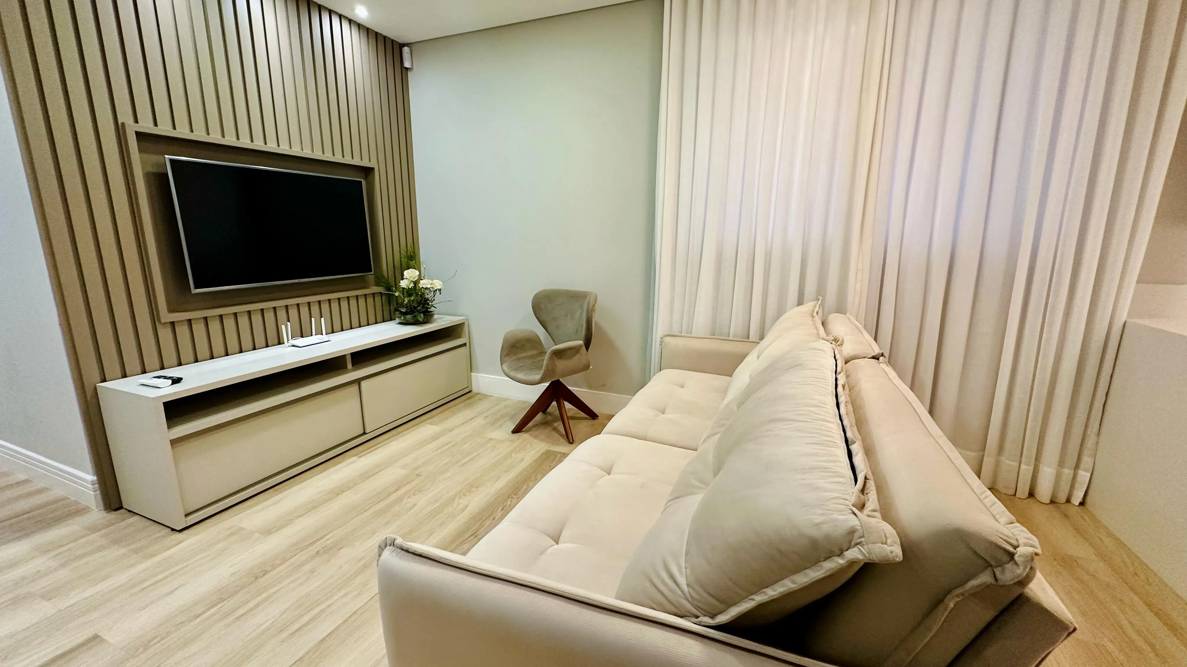 Apartamento com 2 dormitórios sendo 1 suíte e 1 vaga de garagem em Governador Celso Ramos/SC