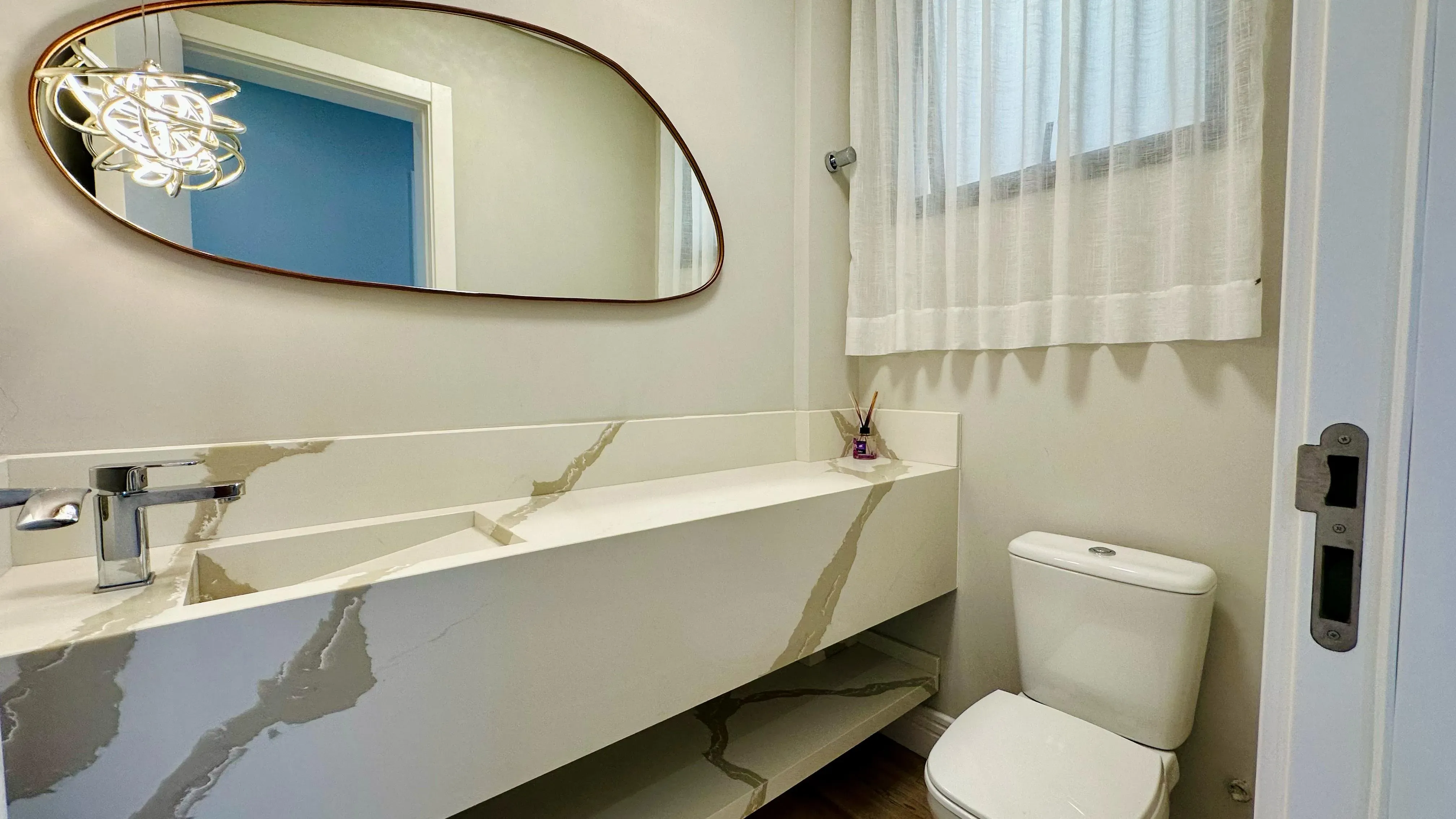 Apartamento com 2 dormitórios sendo 1 suíte e 1 vaga de garagem em Governador Celso Ramos/SC