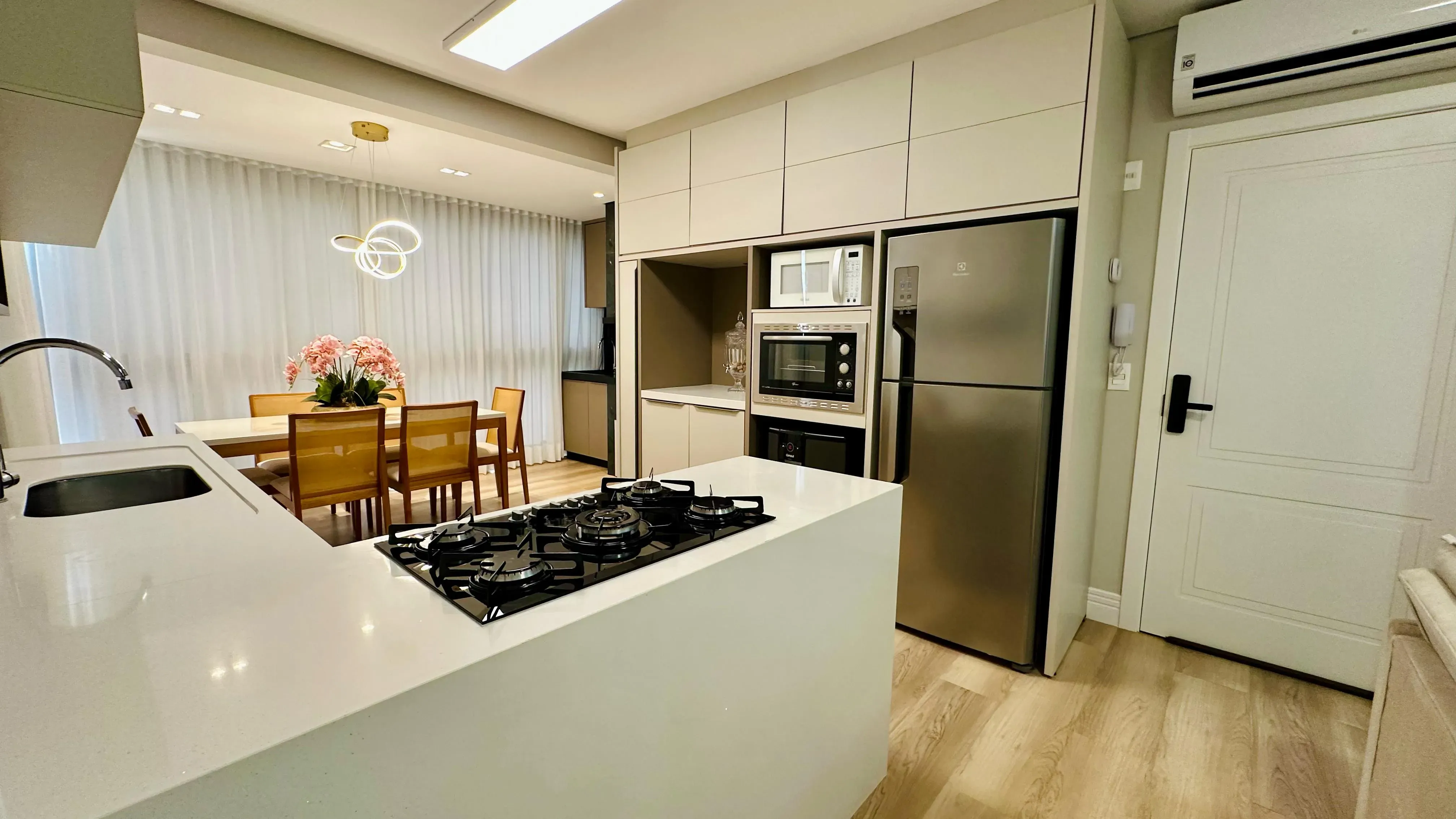 Apartamento com 2 dormitórios sendo 1 suíte e 1 vaga de garagem em Governador Celso Ramos/SC