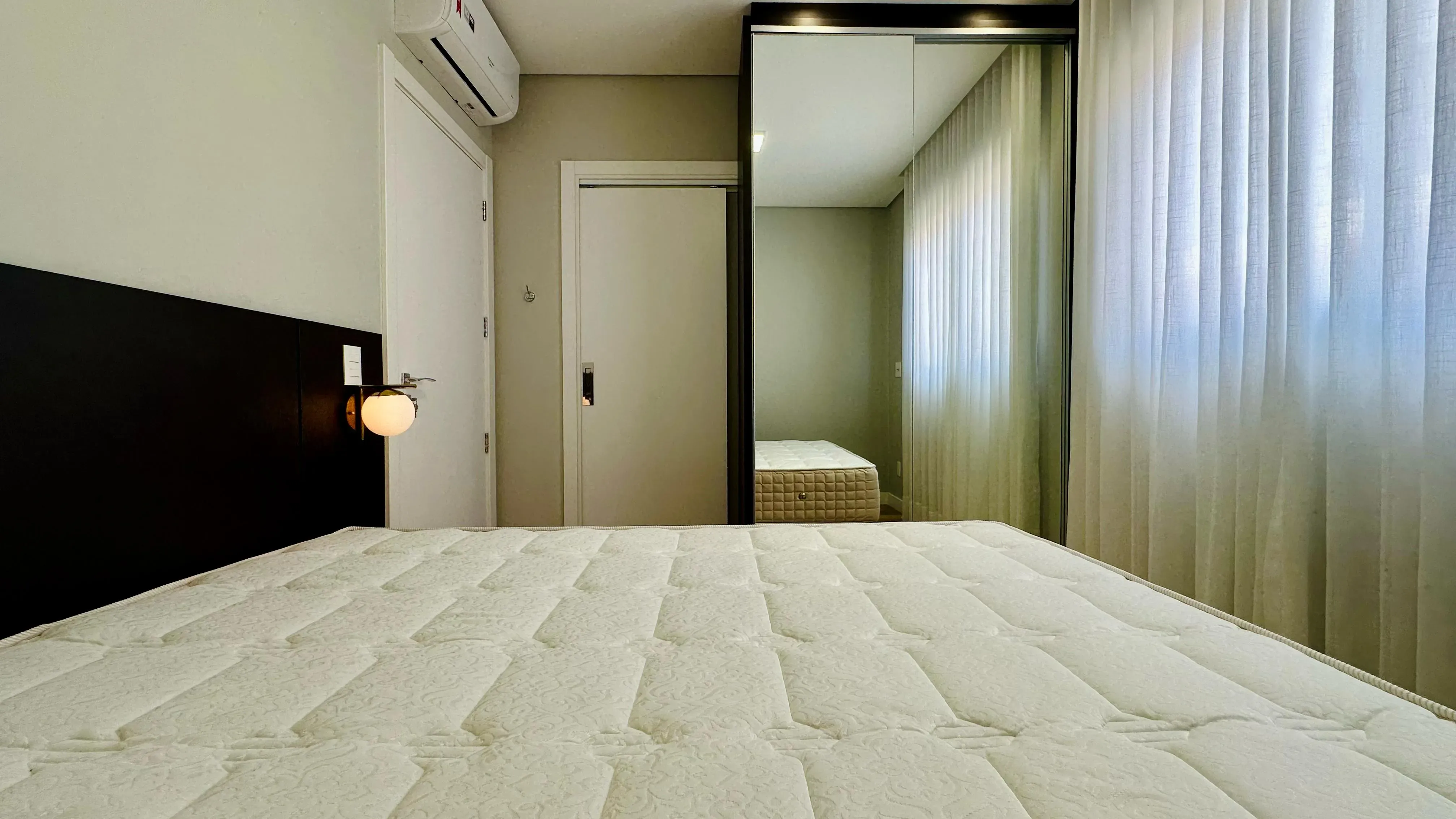 Apartamento com 2 dormitórios sendo 1 suíte e 1 vaga de garagem em Governador Celso Ramos/SC