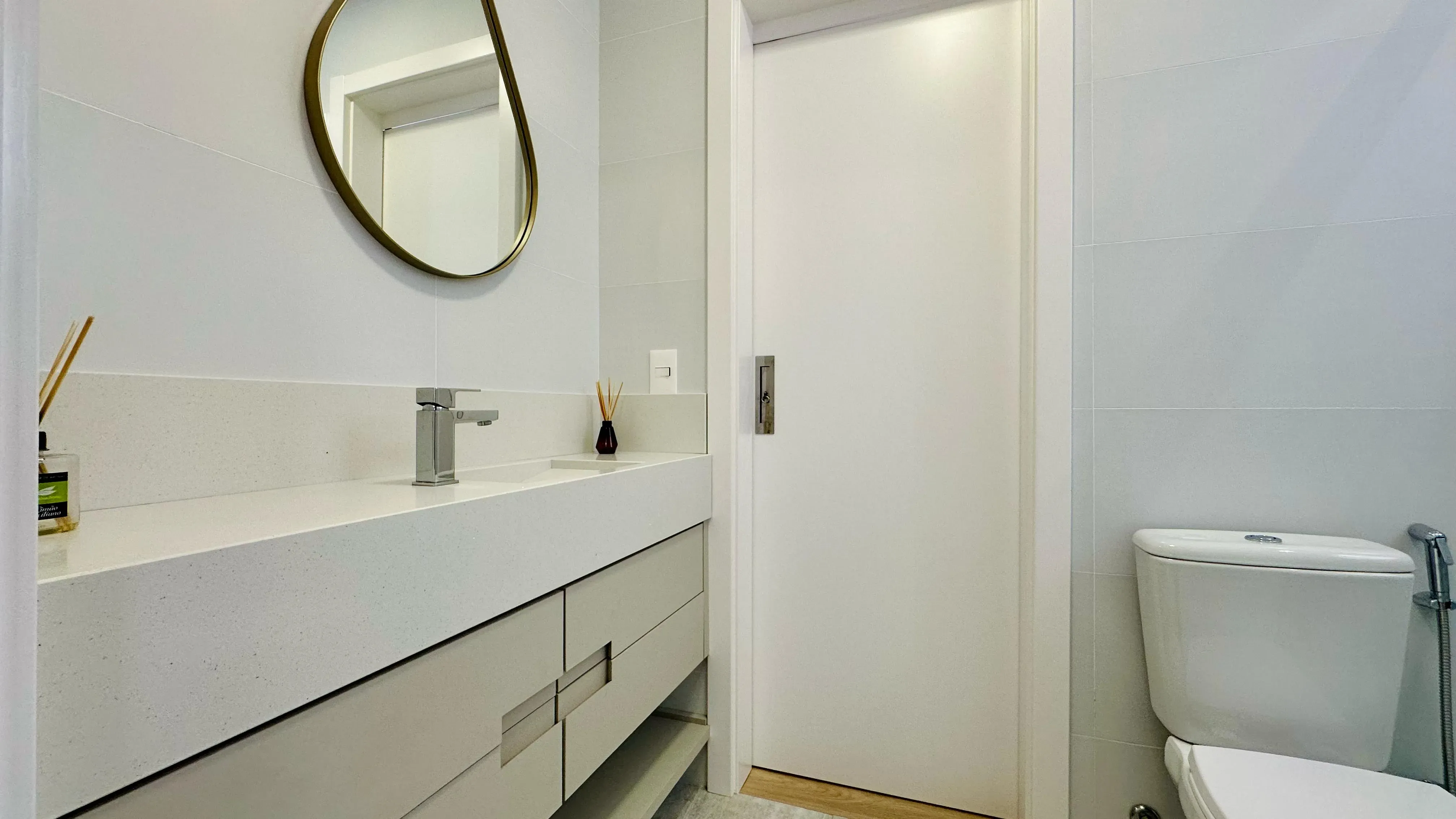 Apartamento com 2 dormitórios sendo 1 suíte e 1 vaga de garagem em Governador Celso Ramos/SC