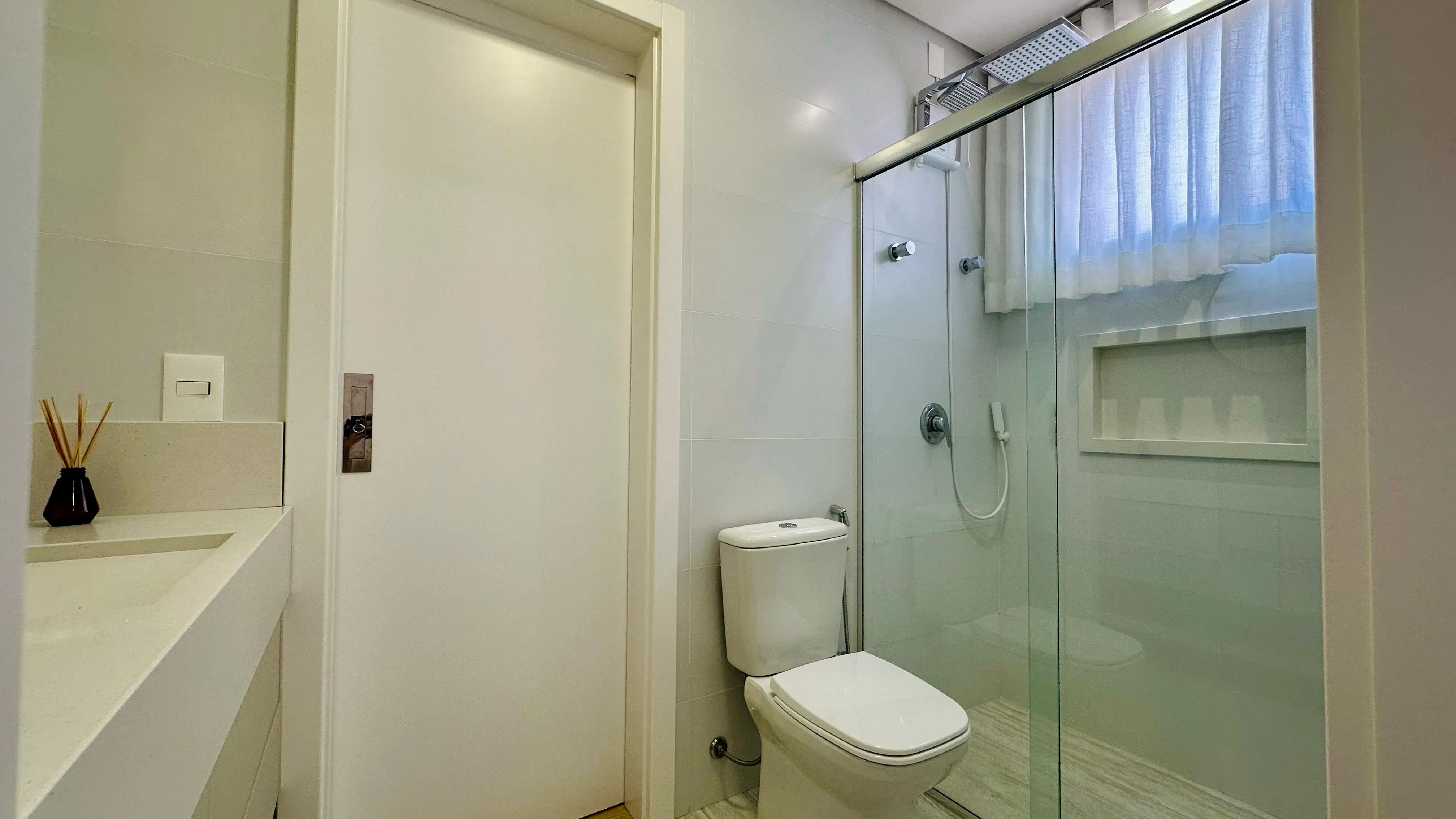 Apartamento com 2 dormitórios sendo 1 suíte e 1 vaga de garagem em Governador Celso Ramos/SC