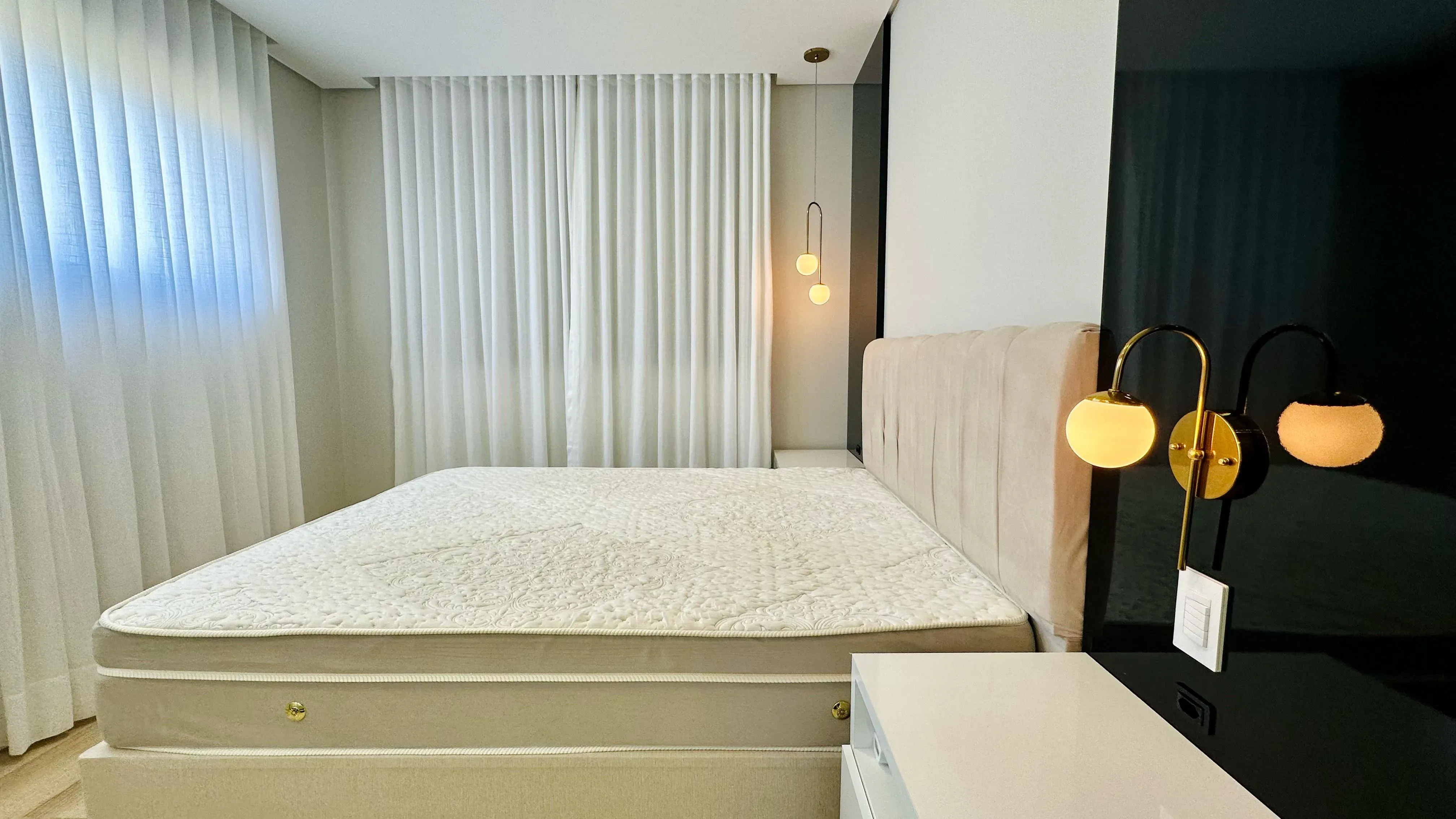 Apartamento com 2 dormitórios sendo 1 suíte e 1 vaga de garagem em Governador Celso Ramos/SC