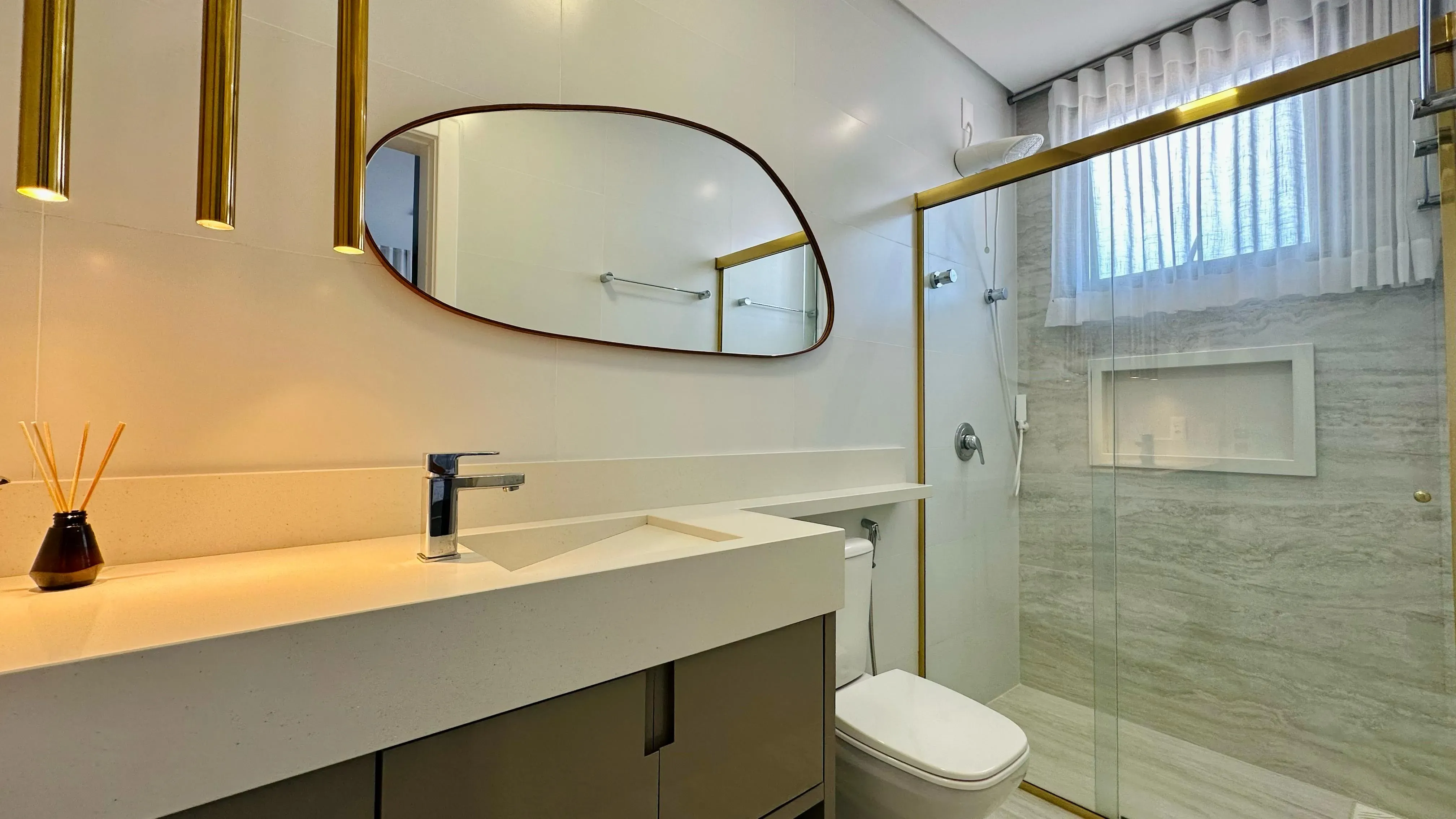 Apartamento com 2 dormitórios sendo 1 suíte e 1 vaga de garagem em Governador Celso Ramos/SC