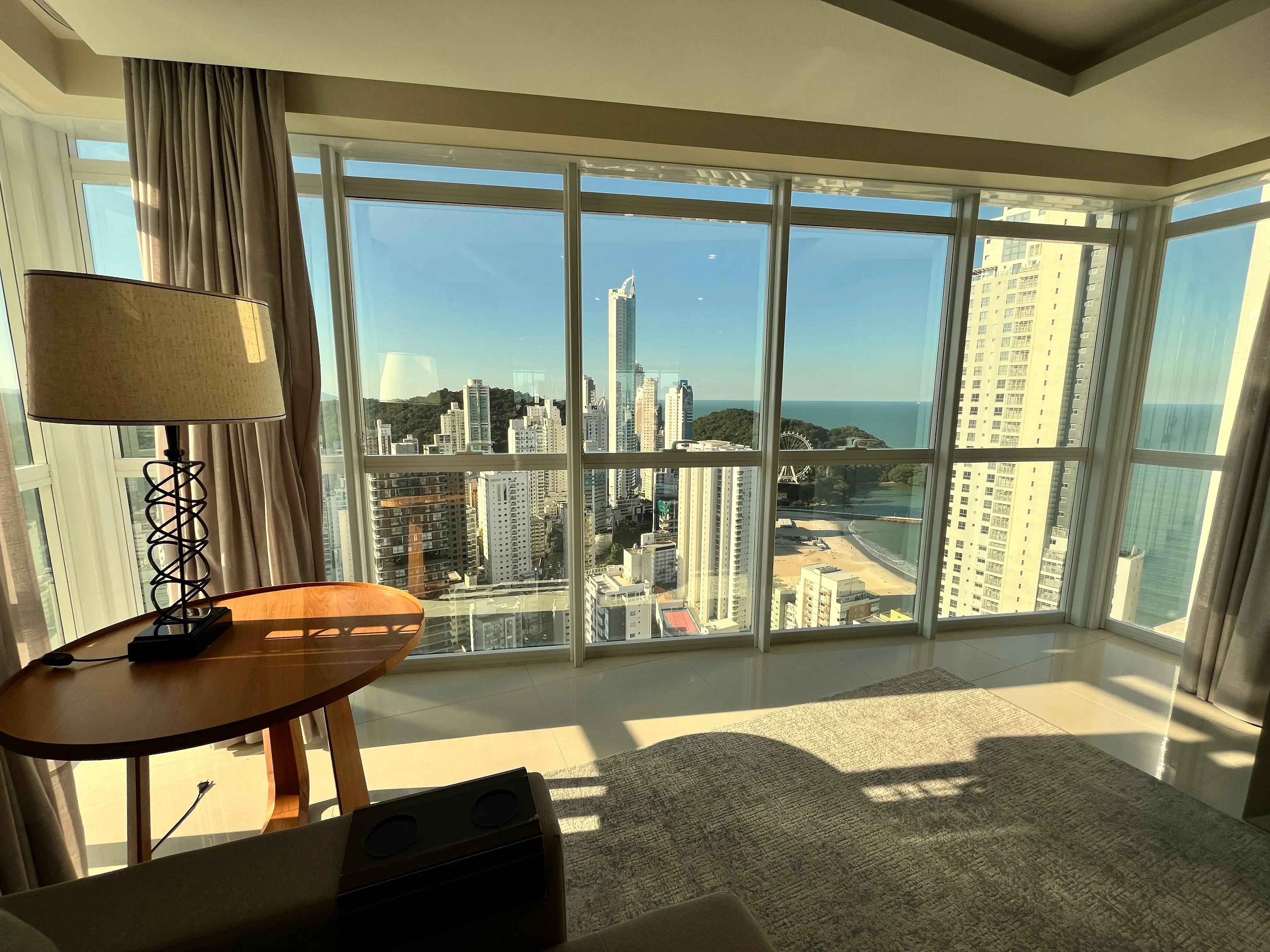 Apartamento com 4 suítes e 3 vagas de garagem em Balneário Camboriú/SC