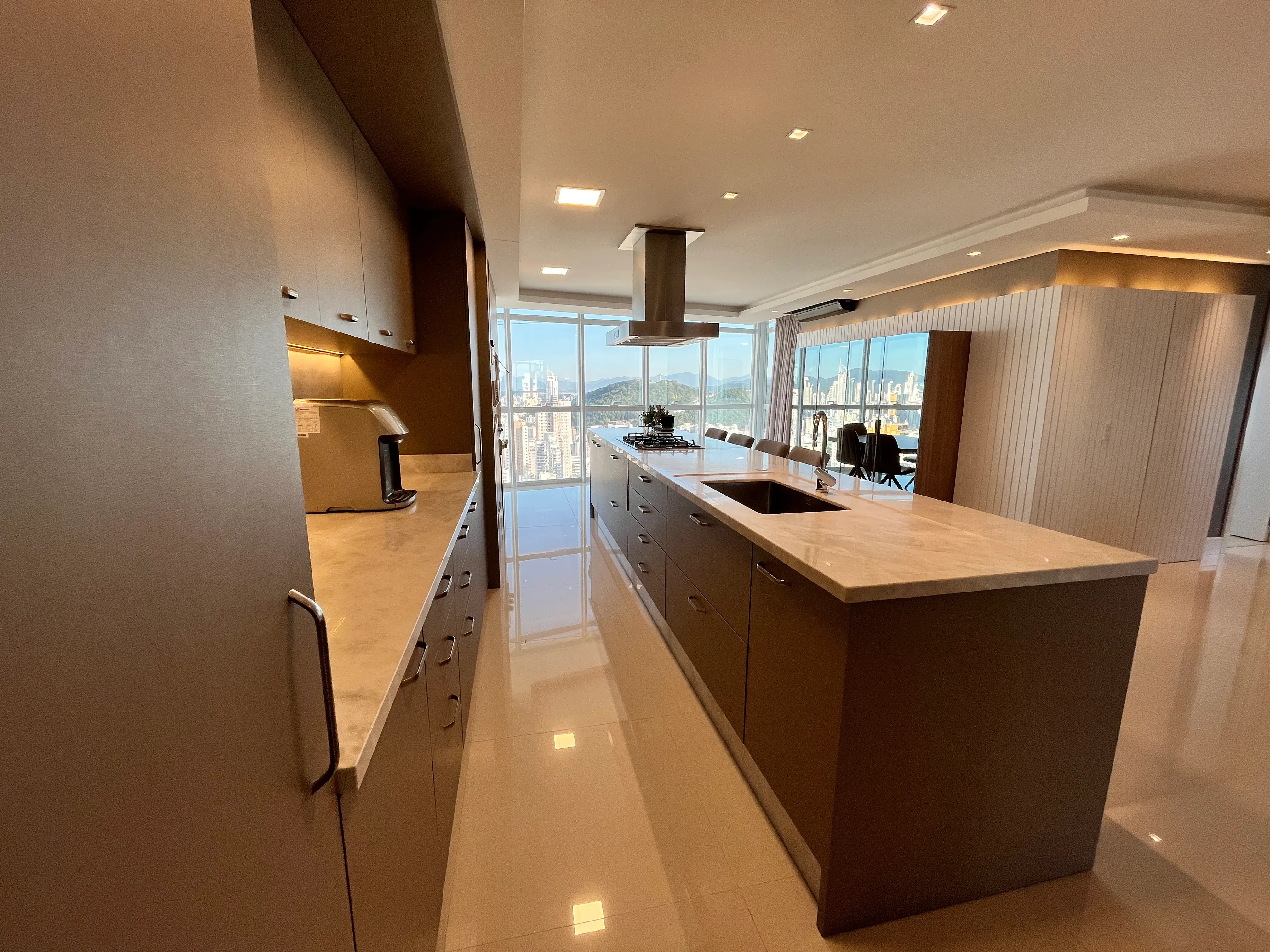 Apartamento com 4 suítes e 3 vagas de garagem em Balneário Camboriú/SC