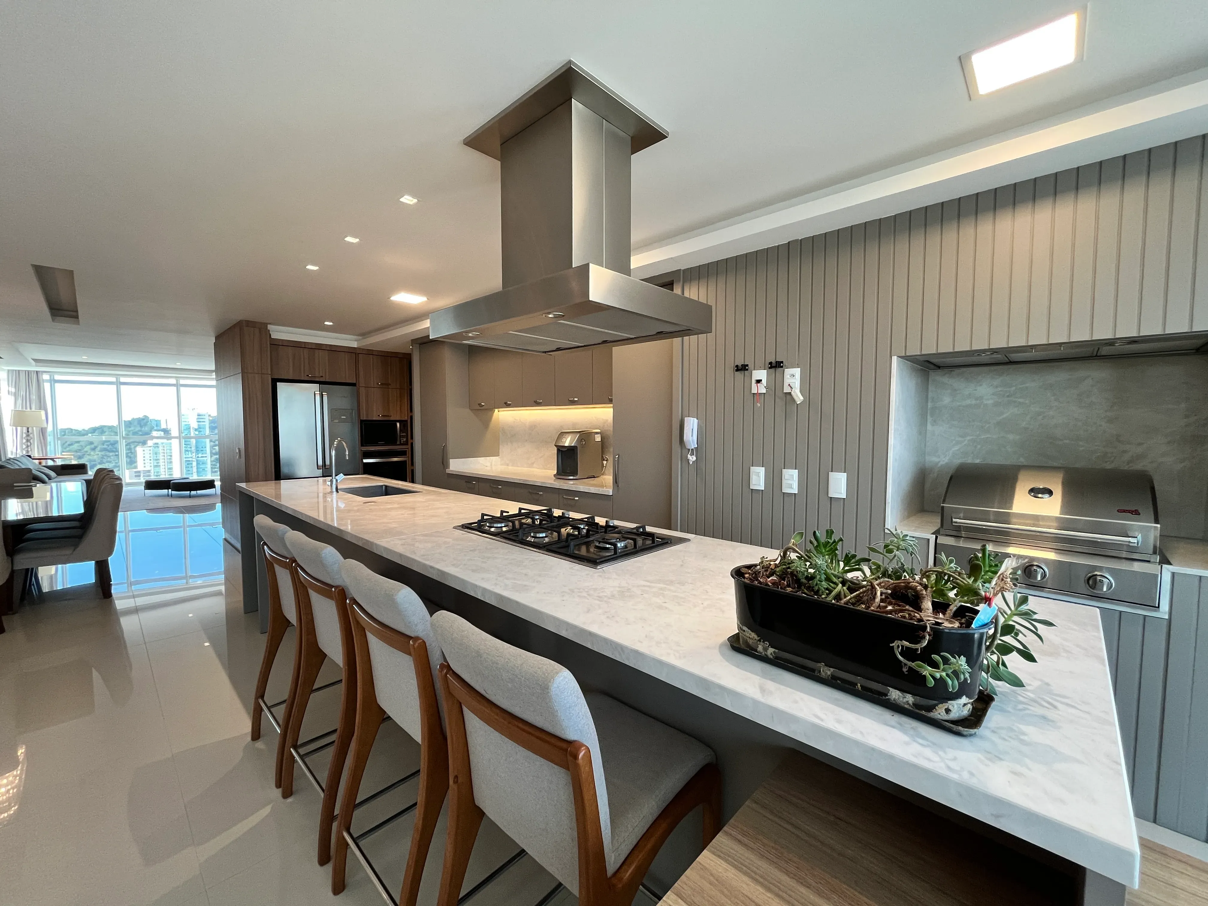 Apartamento com 4 suítes e 3 vagas de garagem em Balneário Camboriú/SC