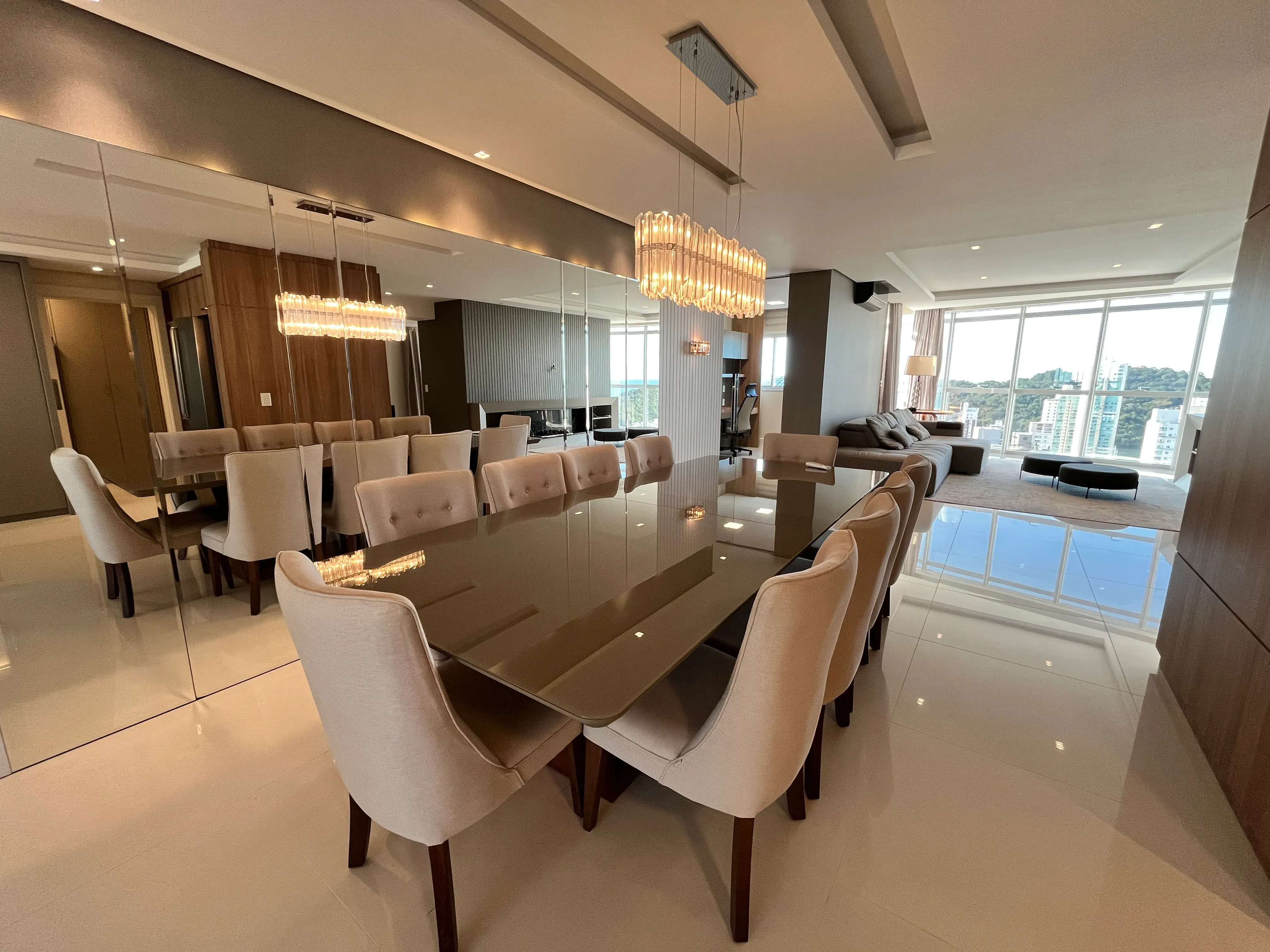 Apartamento com 4 suítes e 3 vagas de garagem em Balneário Camboriú/SC