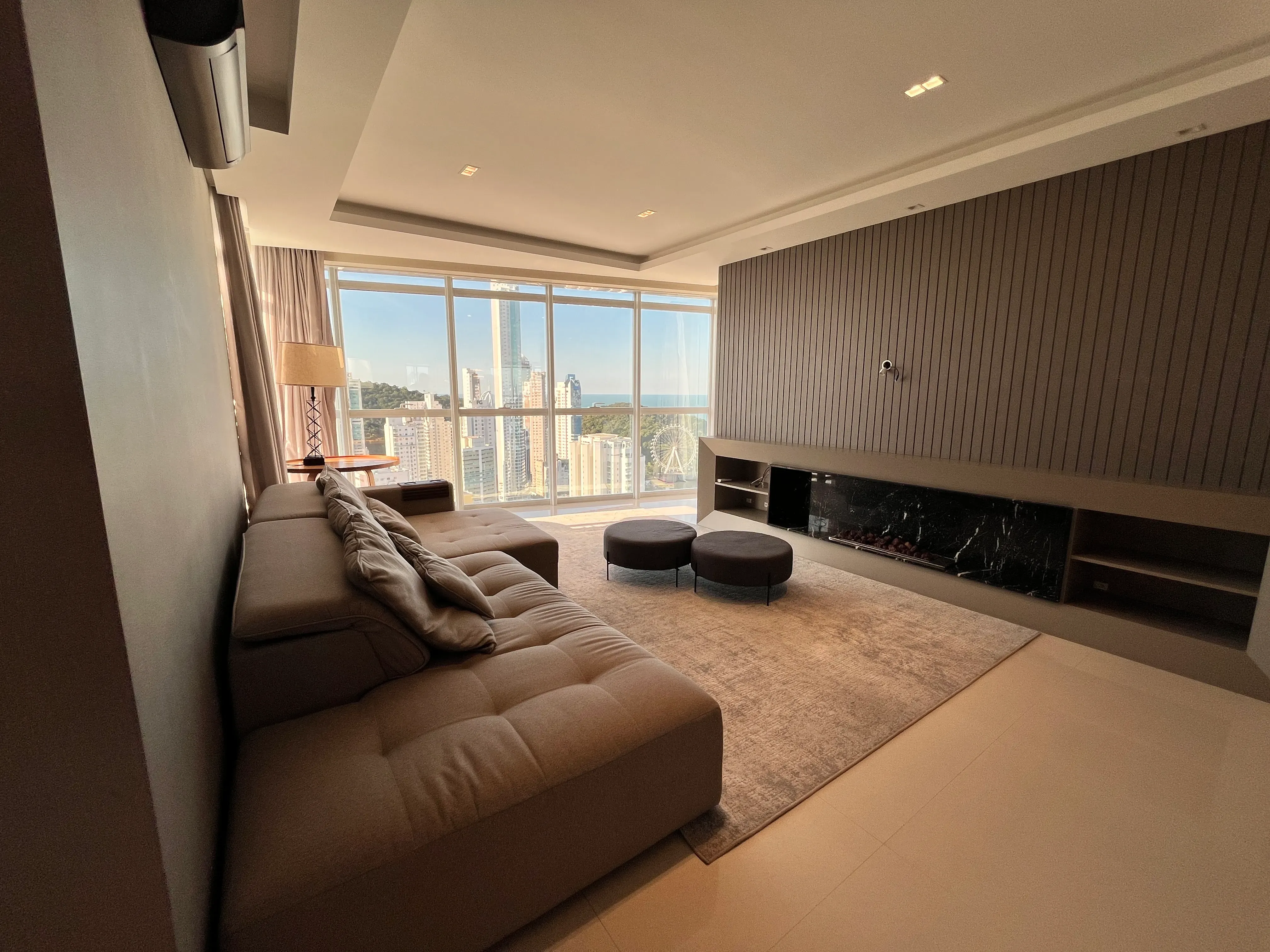 Apartamento com 4 suítes e 3 vagas de garagem em Balneário Camboriú/SC