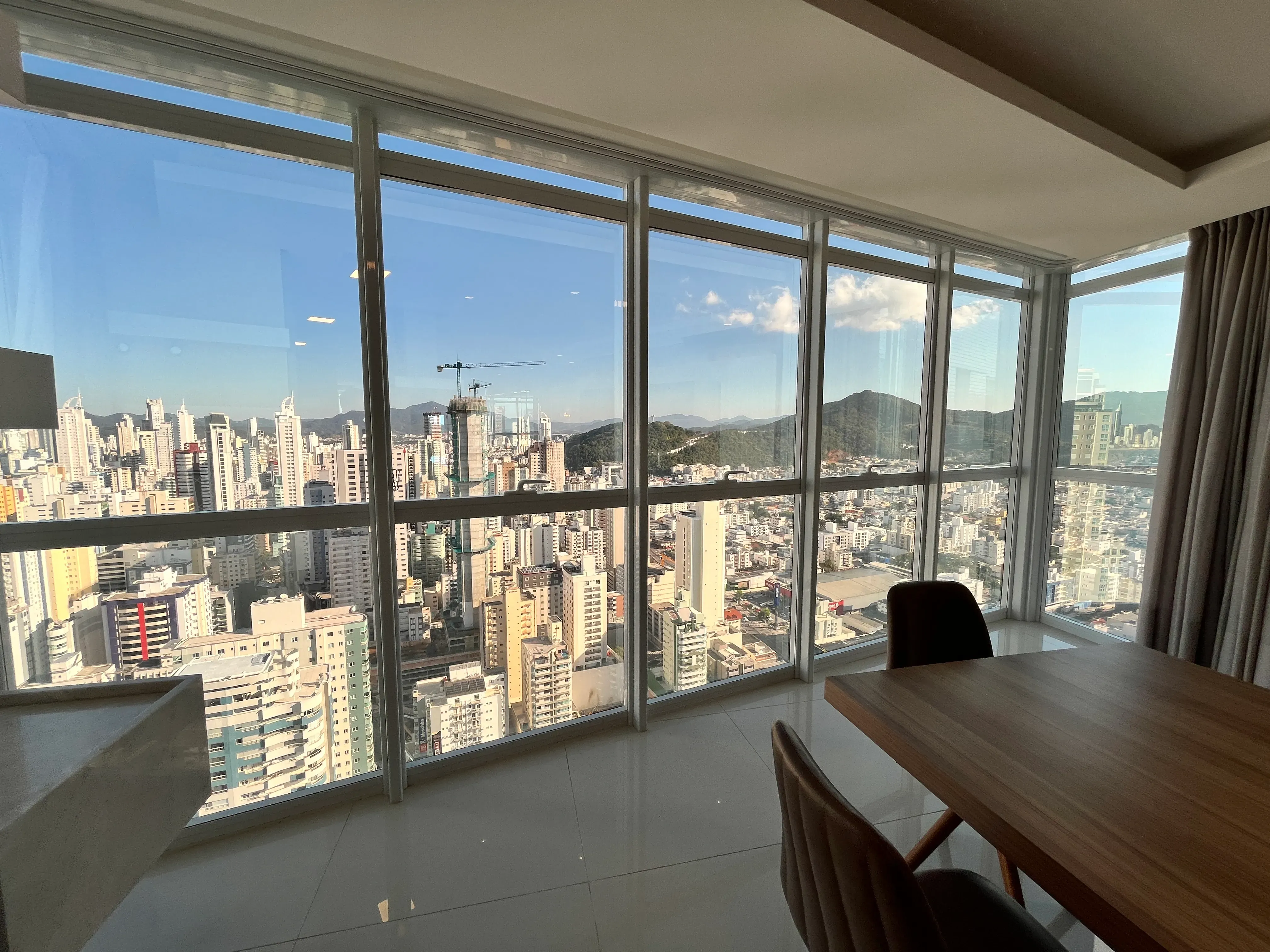 Apartamento com 4 suítes e 3 vagas de garagem em Balneário Camboriú/SC