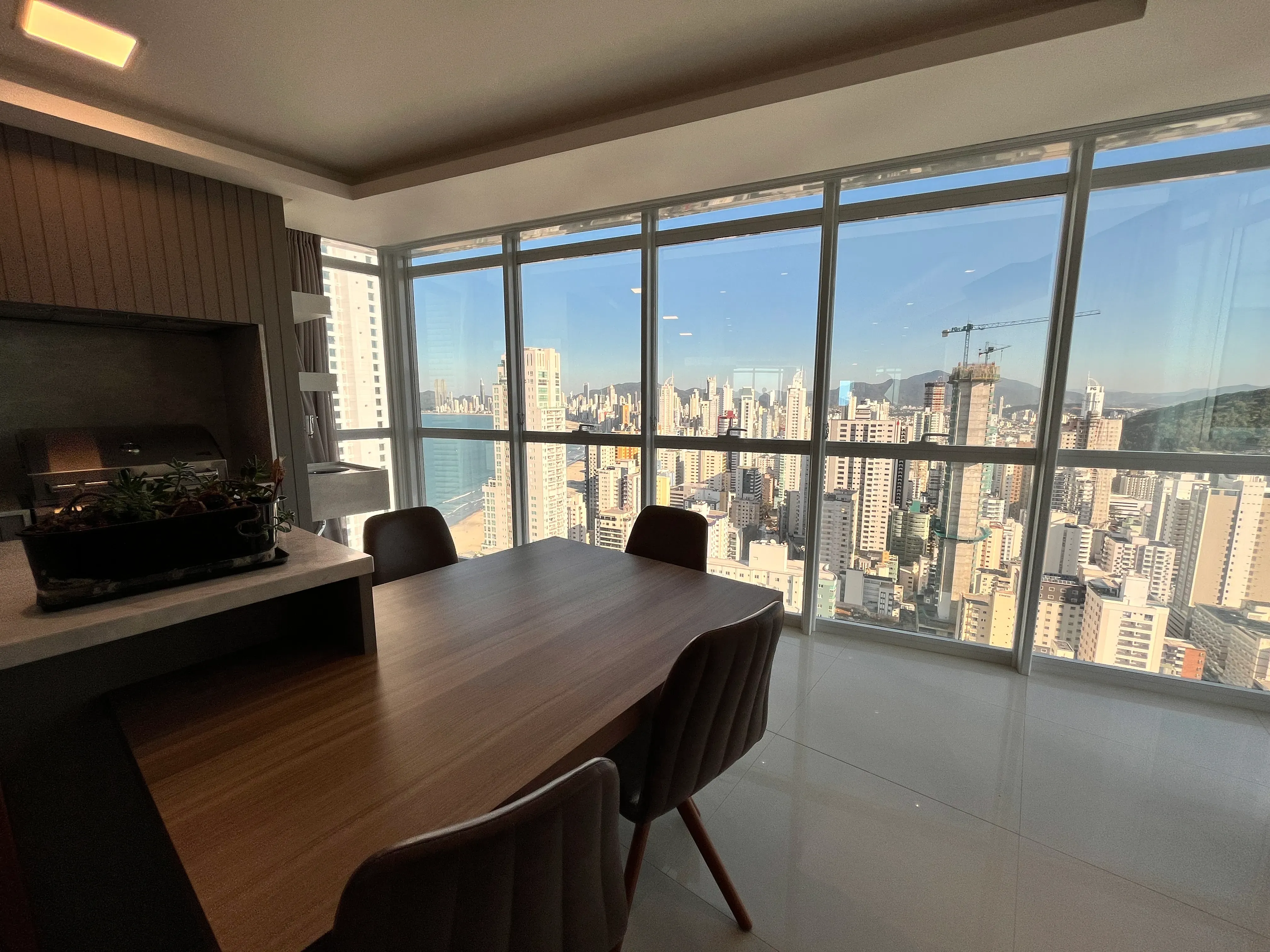 Apartamento com 4 suítes e 3 vagas de garagem em Balneário Camboriú/SC