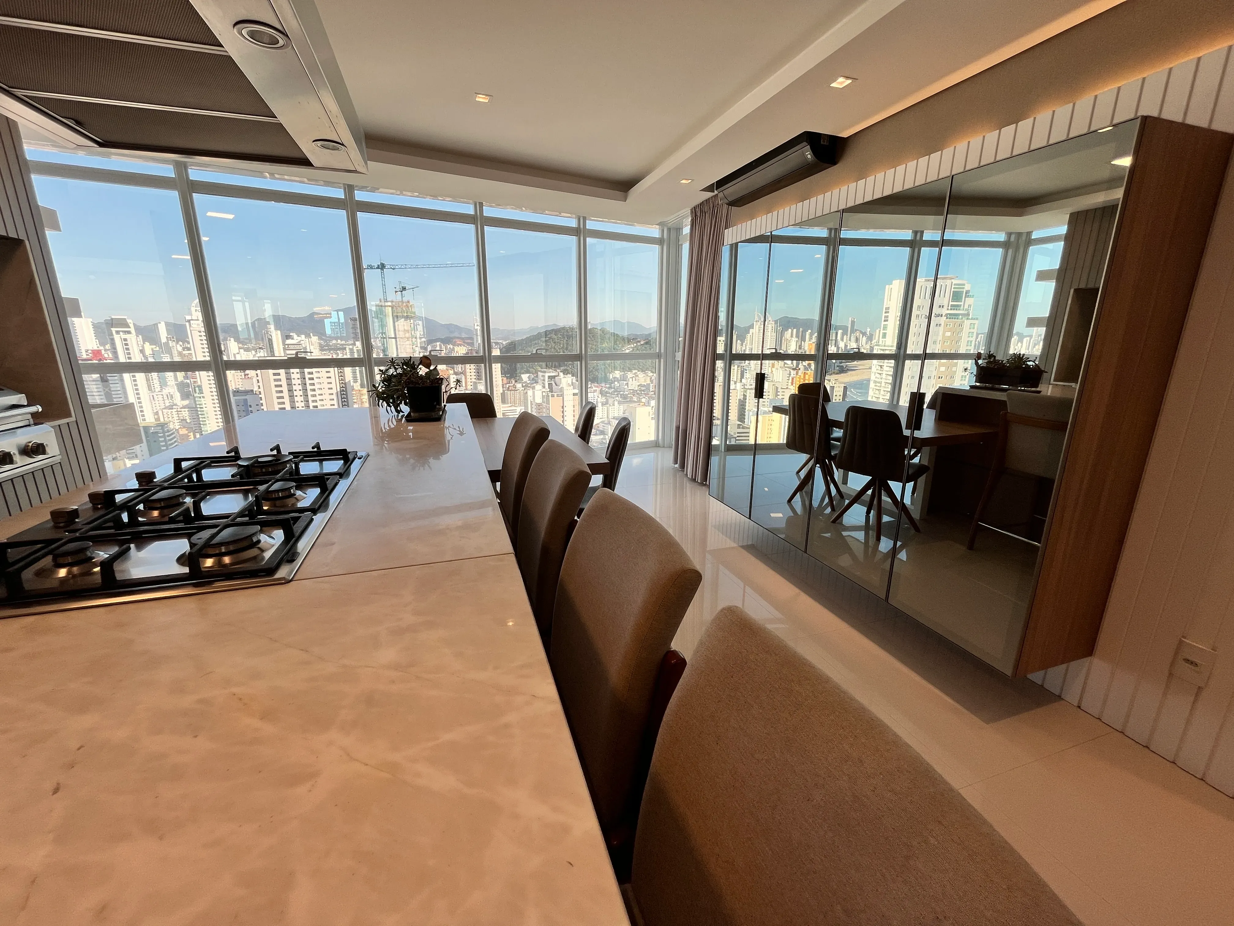 Apartamento com 4 suítes e 3 vagas de garagem em Balneário Camboriú/SC