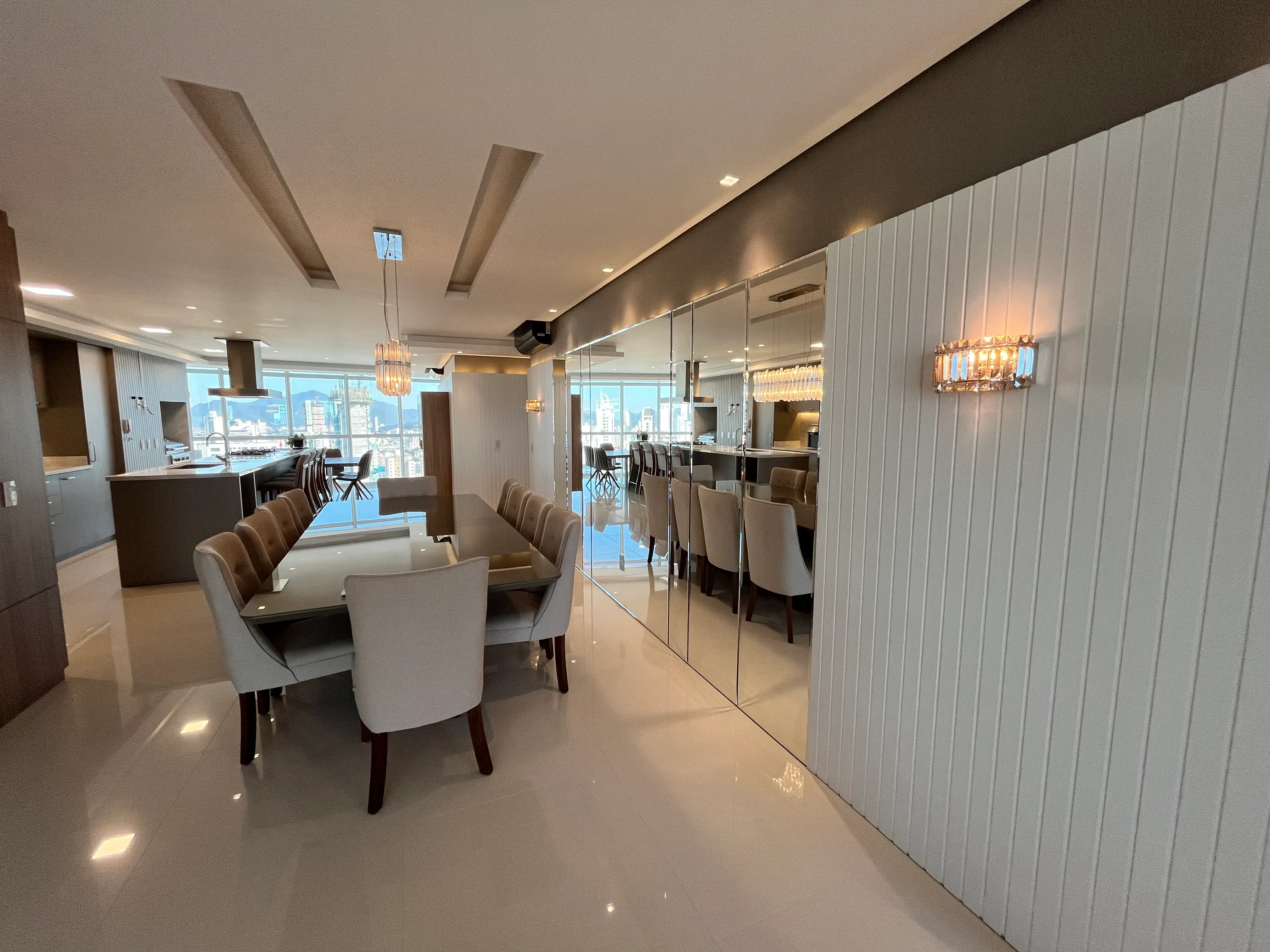 Apartamento com 4 suítes e 3 vagas de garagem em Balneário Camboriú/SC