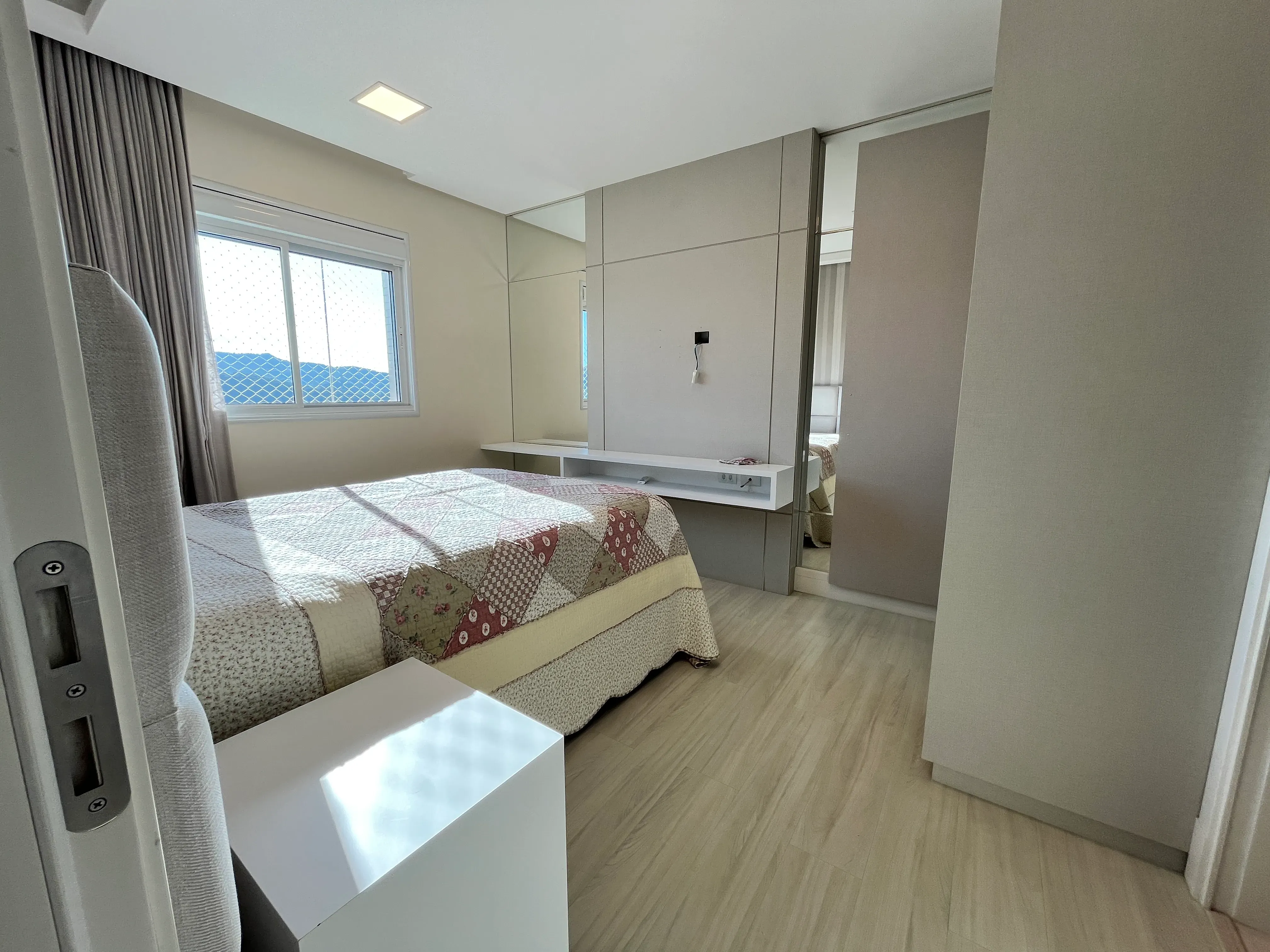 Apartamento com 4 suítes e 3 vagas de garagem em Balneário Camboriú/SC