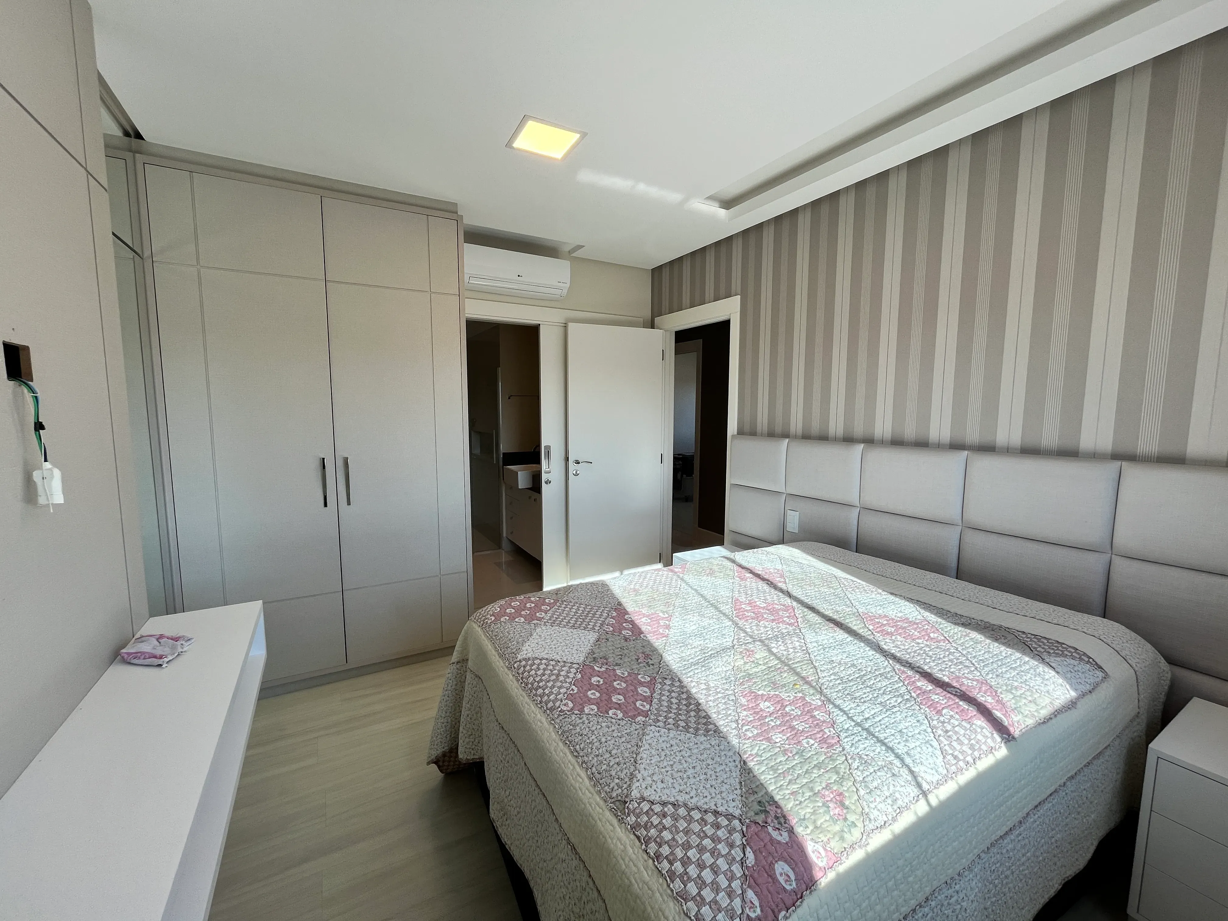 Apartamento com 4 suítes e 3 vagas de garagem em Balneário Camboriú/SC