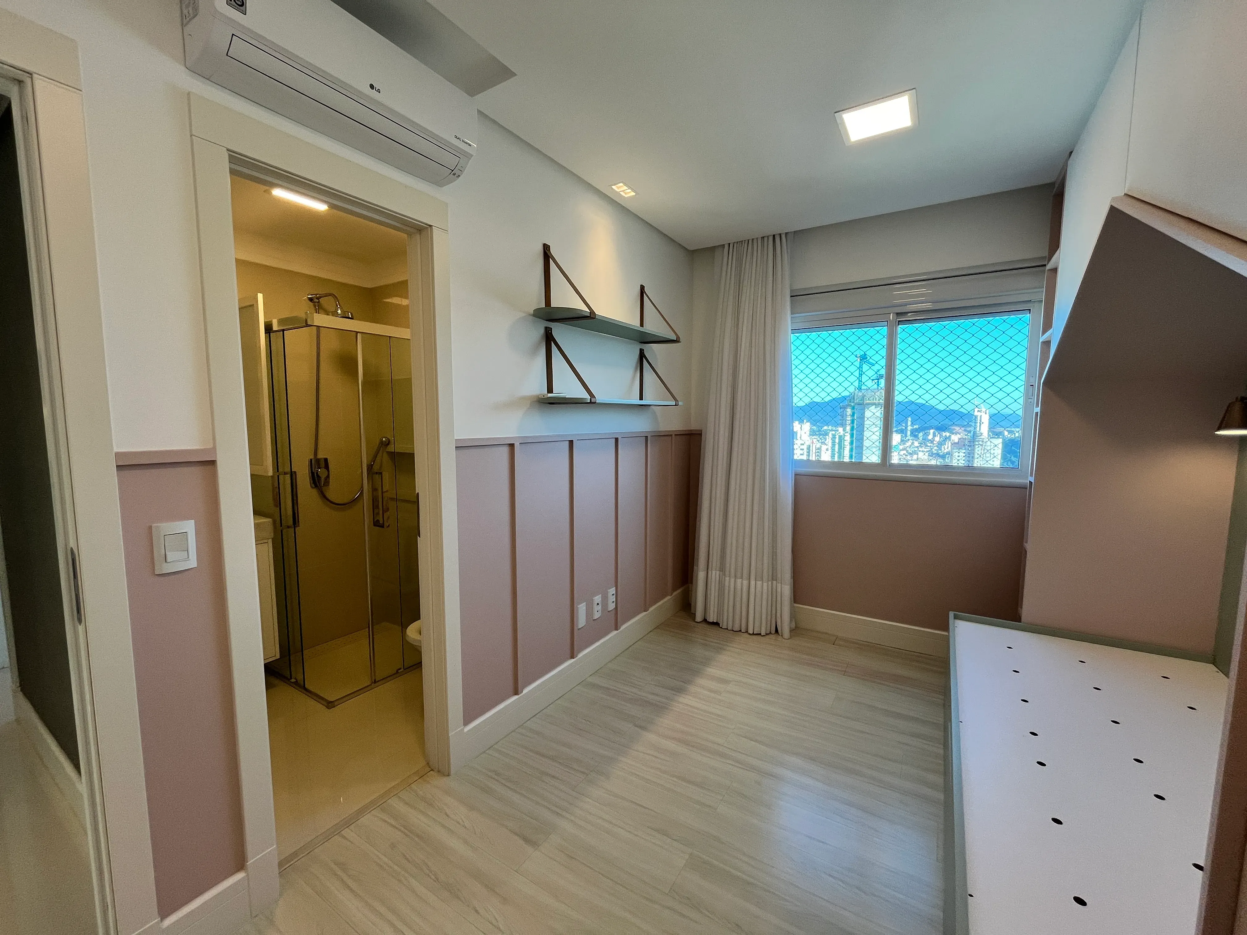 Apartamento com 4 suítes e 3 vagas de garagem em Balneário Camboriú/SC