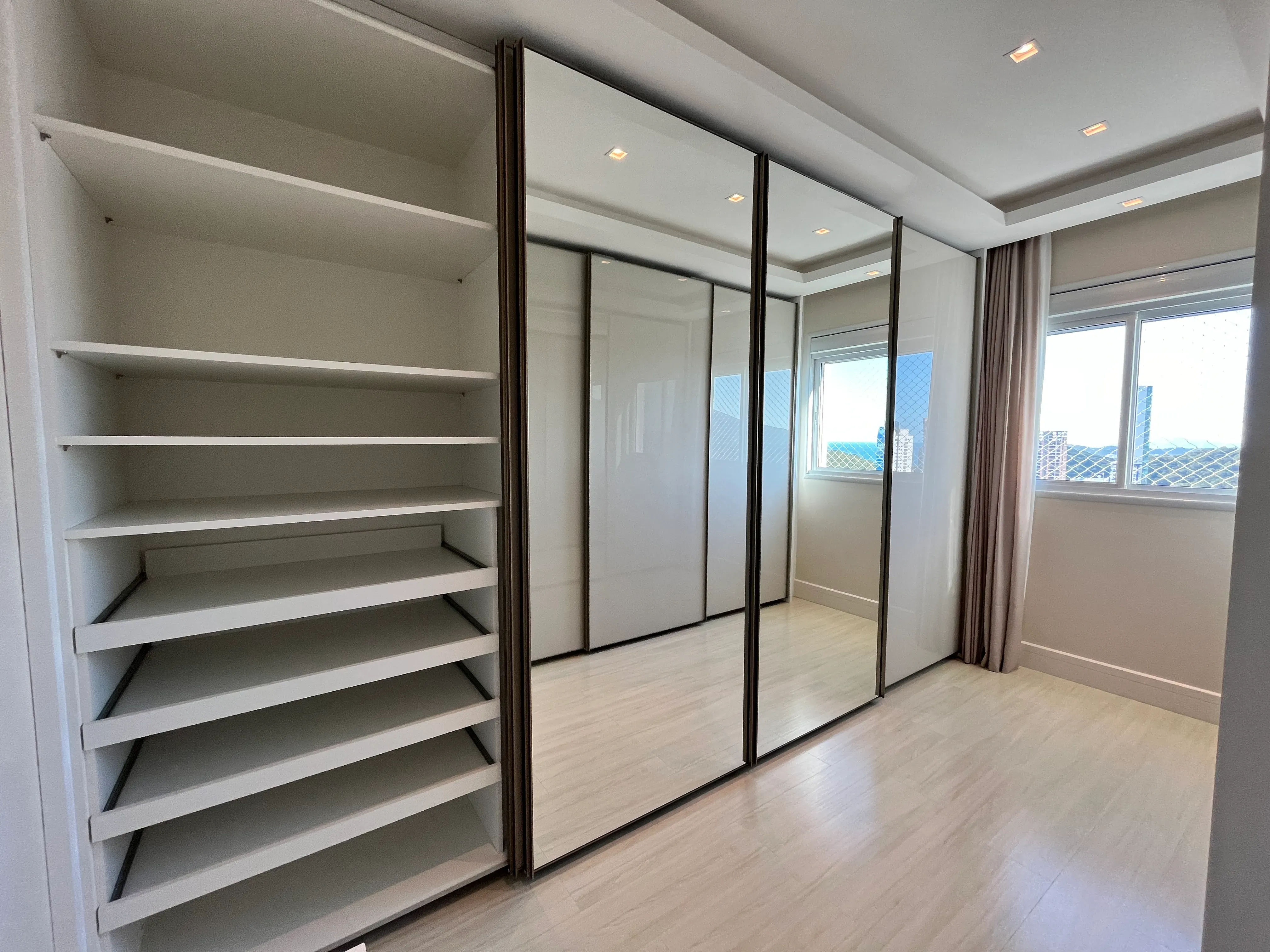 Apartamento com 4 suítes e 3 vagas de garagem em Balneário Camboriú/SC