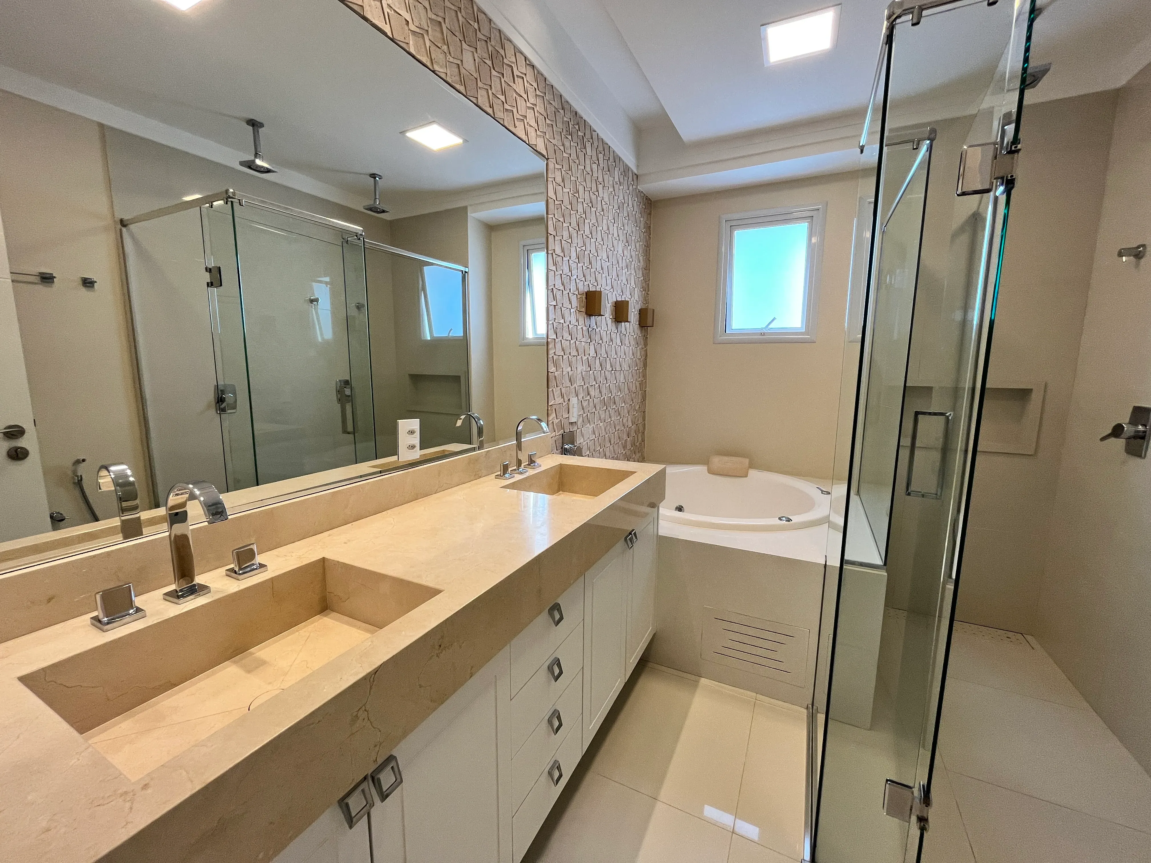 Apartamento com 4 suítes e 3 vagas de garagem em Balneário Camboriú/SC