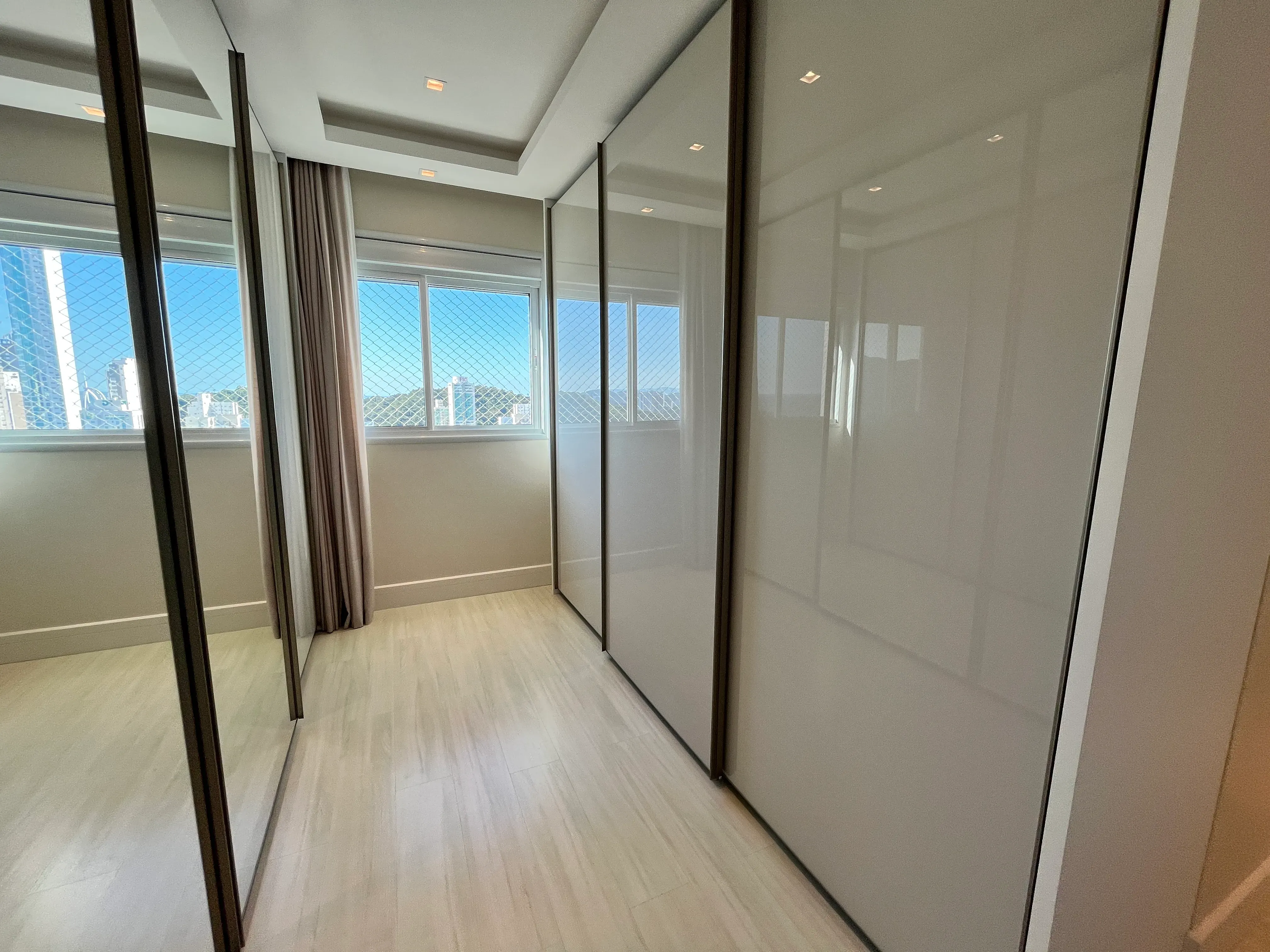 Apartamento com 4 suítes e 3 vagas de garagem em Balneário Camboriú/SC