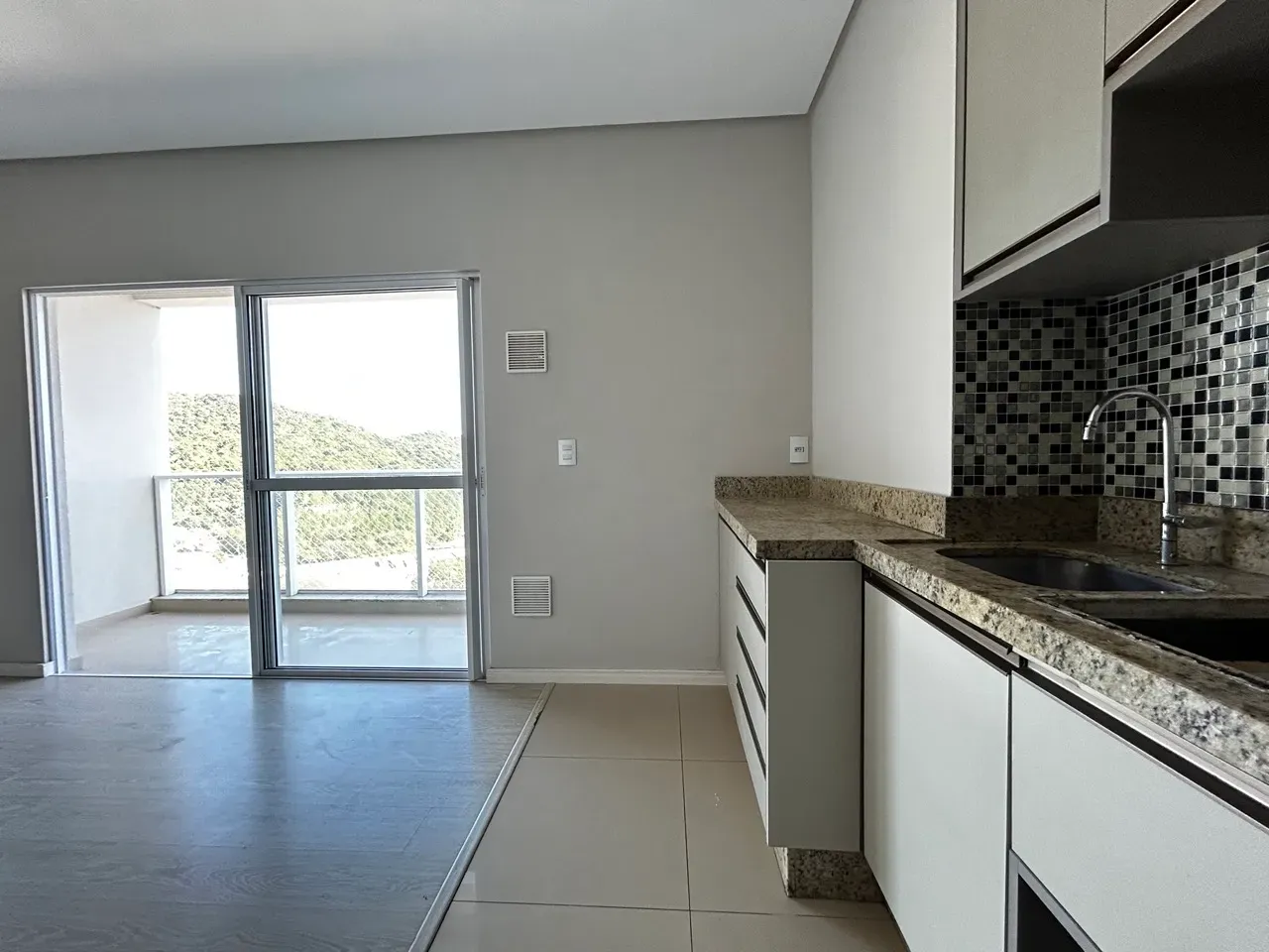 Apartamento com 3 dormitórios sendo 1 suíte e 2 vagas de garagem - Bairro Fazenda Itajaí/SC