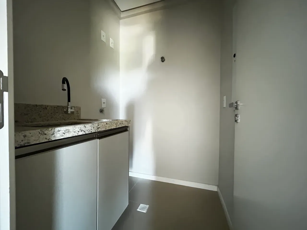 Apartamento com 3 dormitórios sendo 1 suíte e 2 vagas de garagem - Bairro Fazenda Itajaí/SC