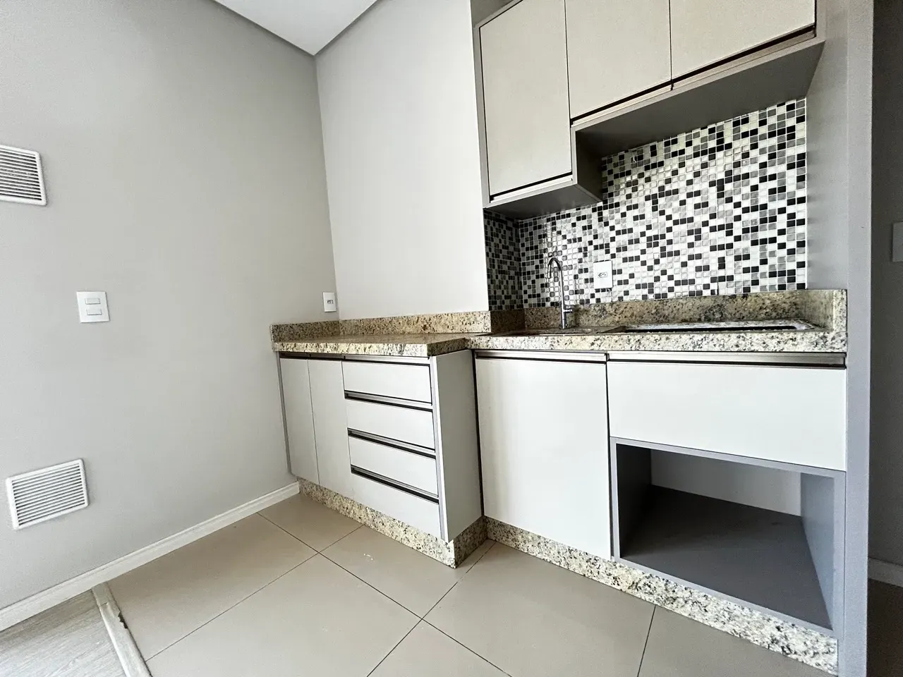 Apartamento com 3 dormitórios sendo 1 suíte e 2 vagas de garagem - Bairro Fazenda Itajaí/SC