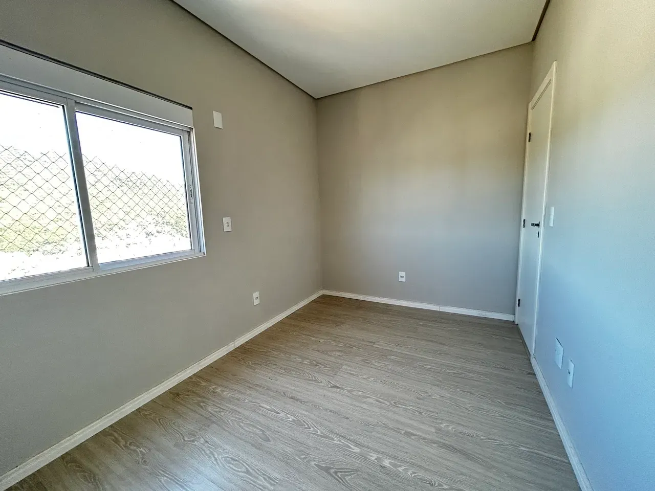 Apartamento com 3 dormitórios sendo 1 suíte e 2 vagas de garagem - Bairro Fazenda Itajaí/SC