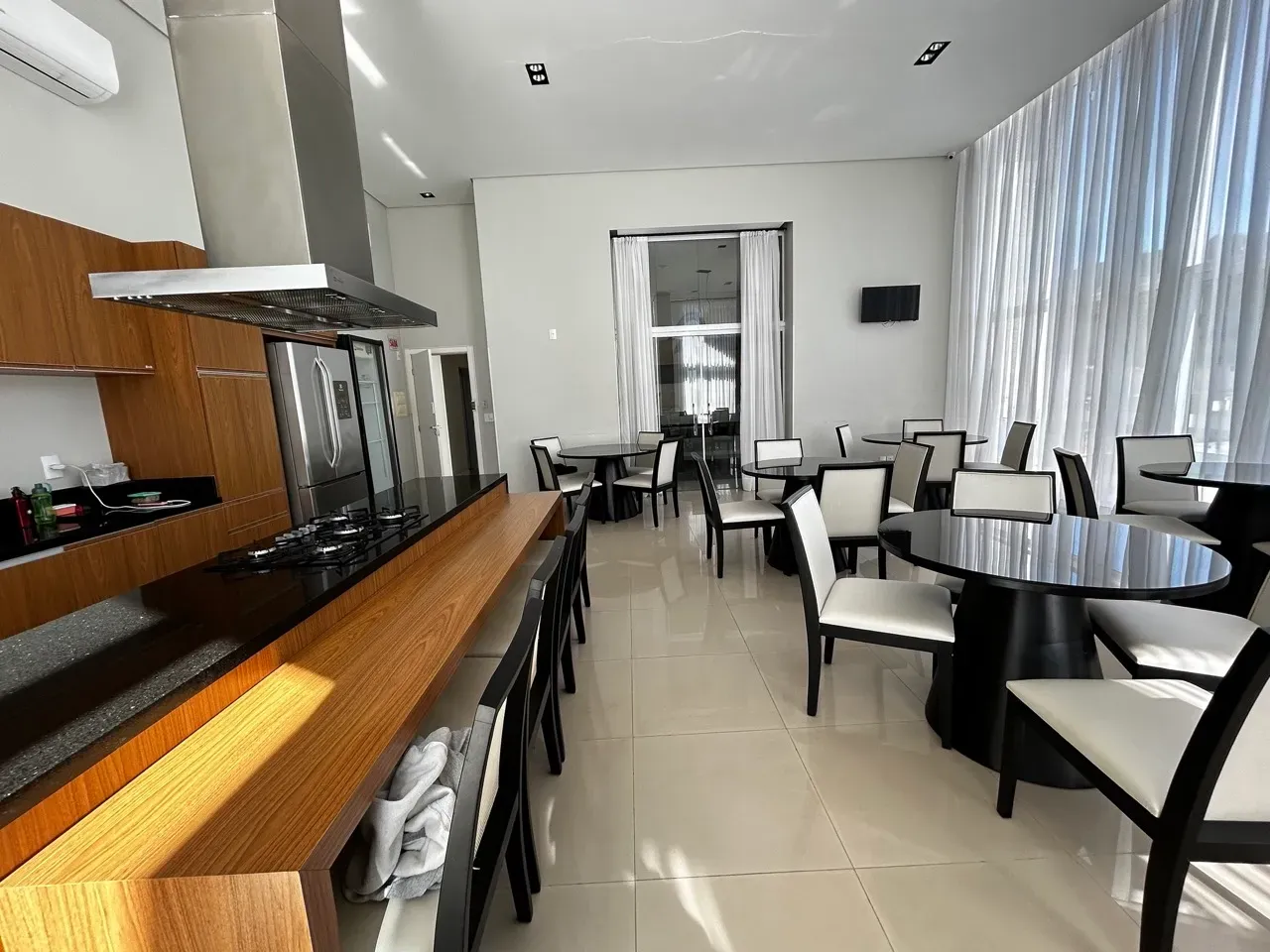 Apartamento com 3 dormitórios sendo 1 suíte e 2 vagas de garagem - Bairro Fazenda Itajaí/SC