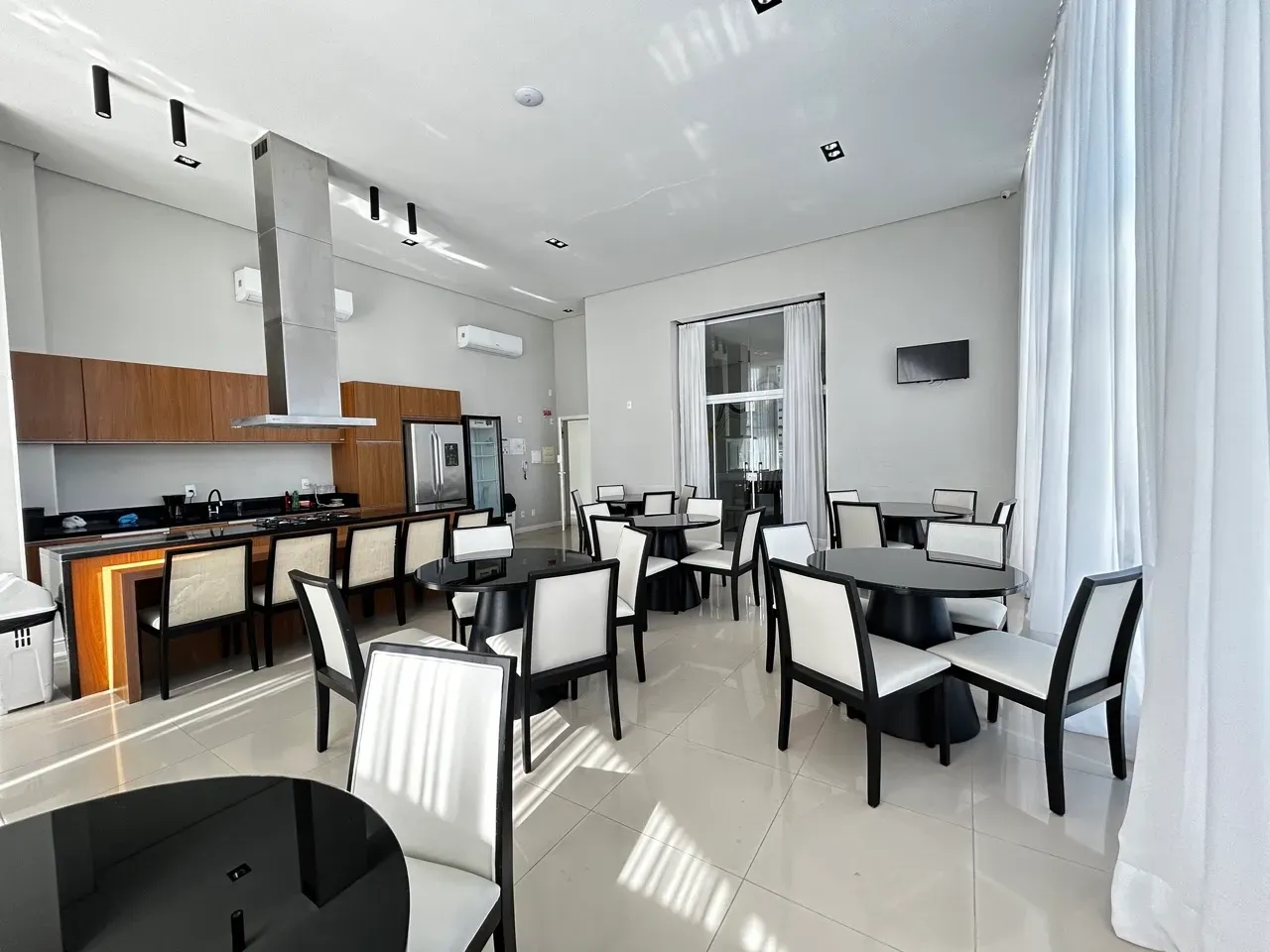 Apartamento com 3 dormitórios sendo 1 suíte e 2 vagas de garagem - Bairro Fazenda Itajaí/SC