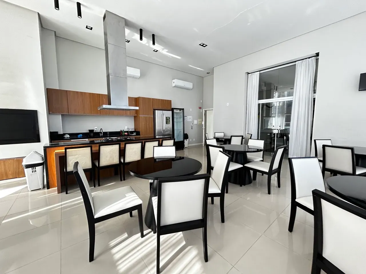 Apartamento com 3 dormitórios sendo 1 suíte e 2 vagas de garagem - Bairro Fazenda Itajaí/SC