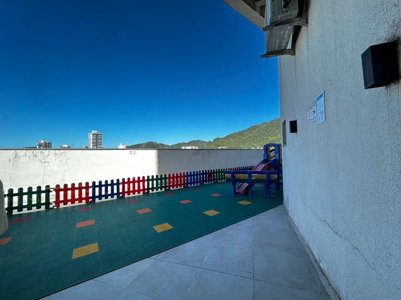 Apartamento com 3 dormitórios sendo 1 suíte e 2 vagas de garagem - Bairro Fazenda Itajaí/SC